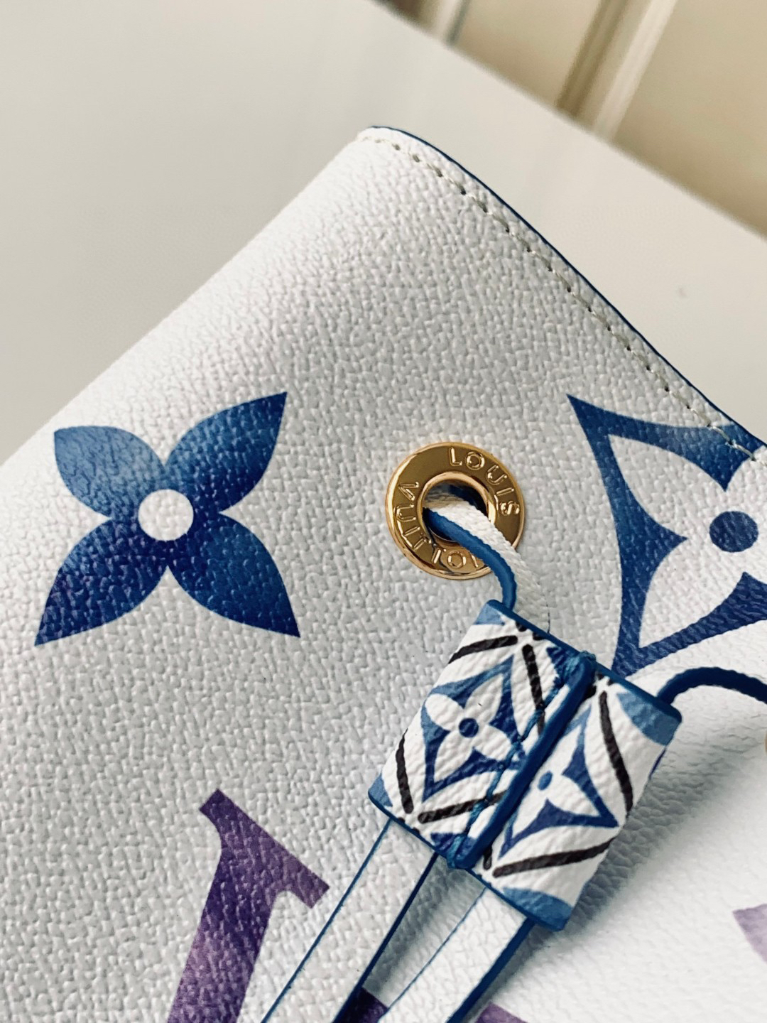 Louis Vuitton NeoNoe Bucket Shoulder Bag in Blue - Image 5