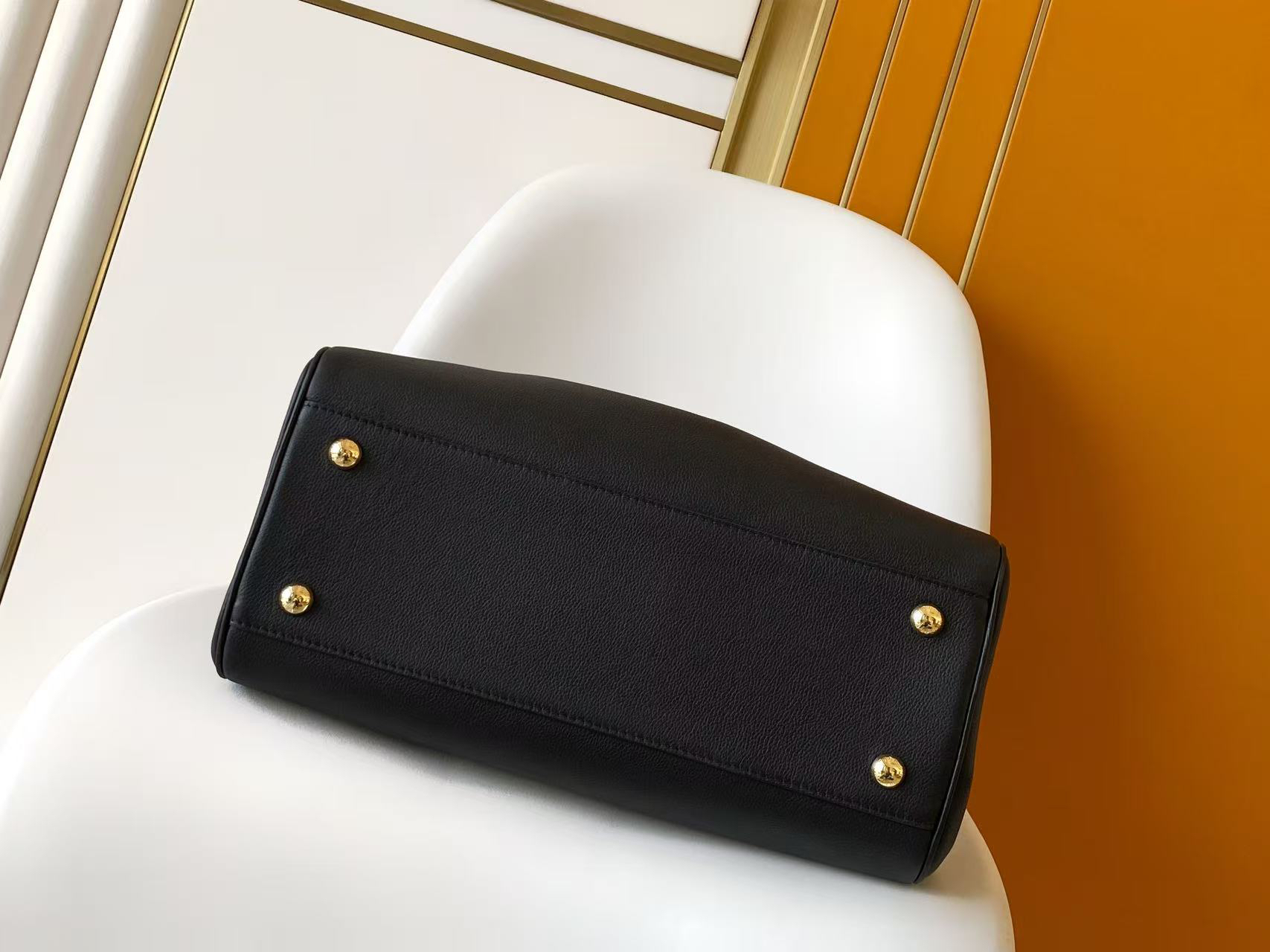 Vendôme Leather Handbag with Adjustable Side Straps - Image 5