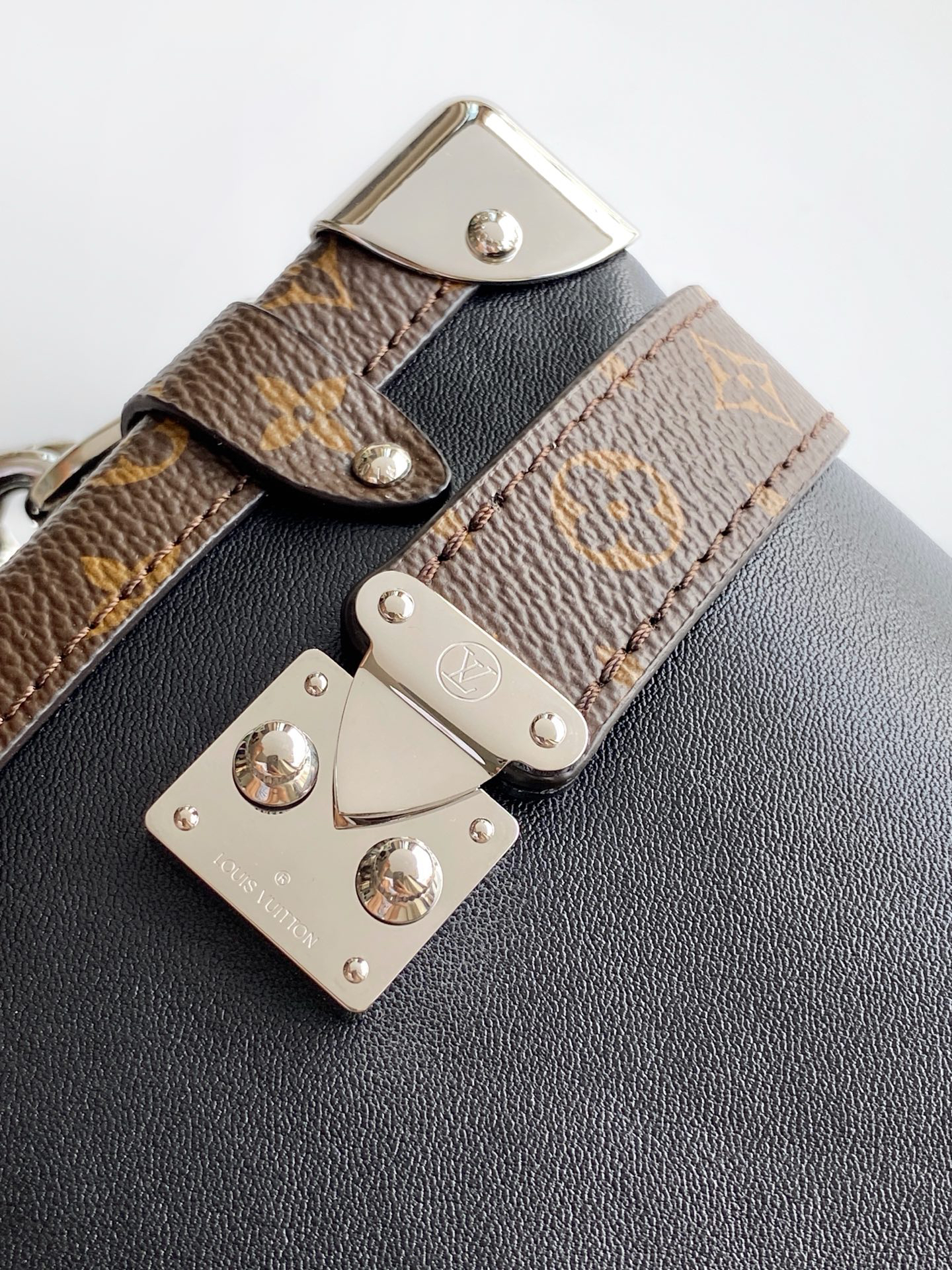 Louis Vuitton Side Trunk Vibe Handbag M15195 - Image 5