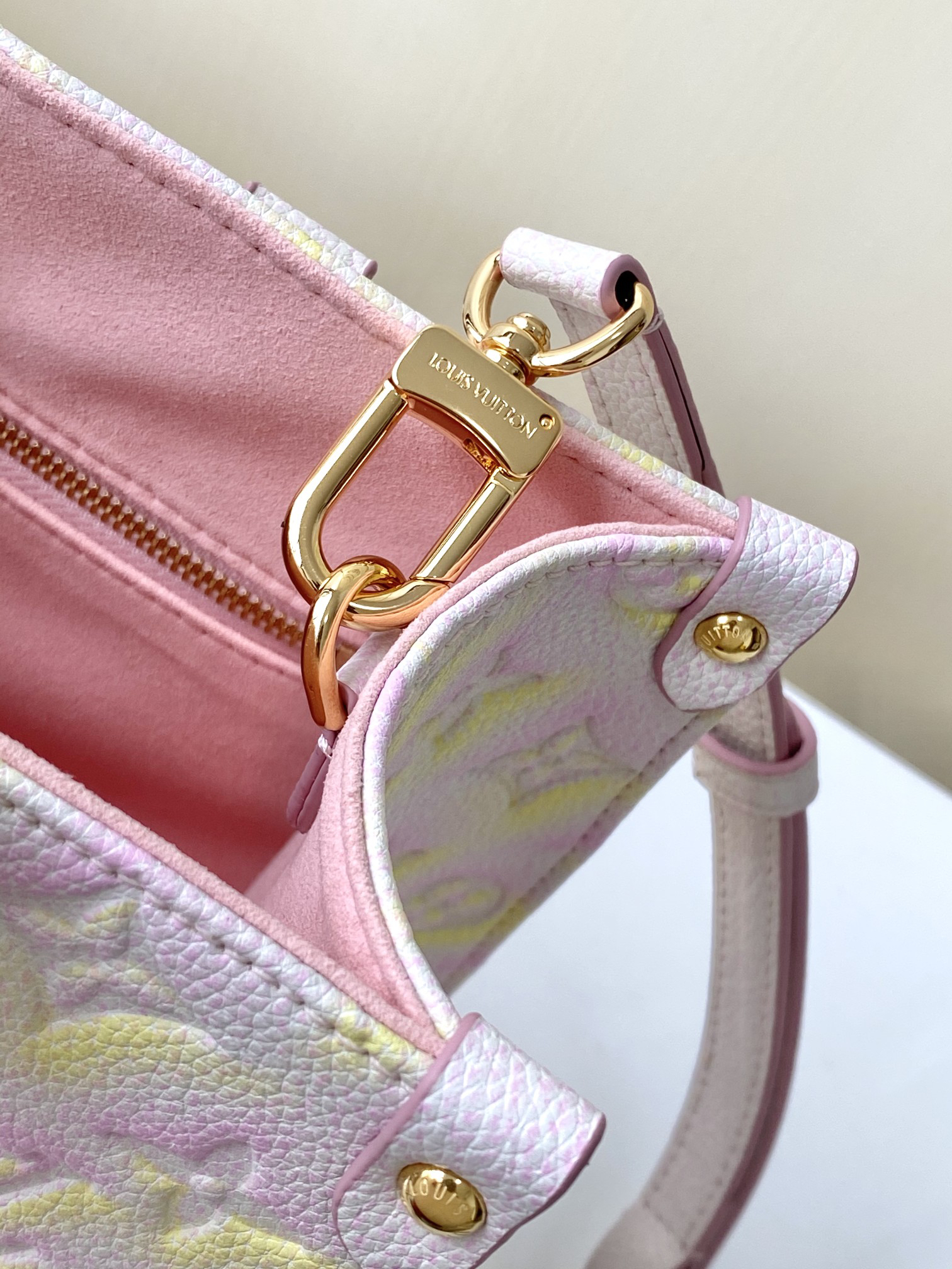 Louis Vuitton Onthego Small Tote Bag - Image 5