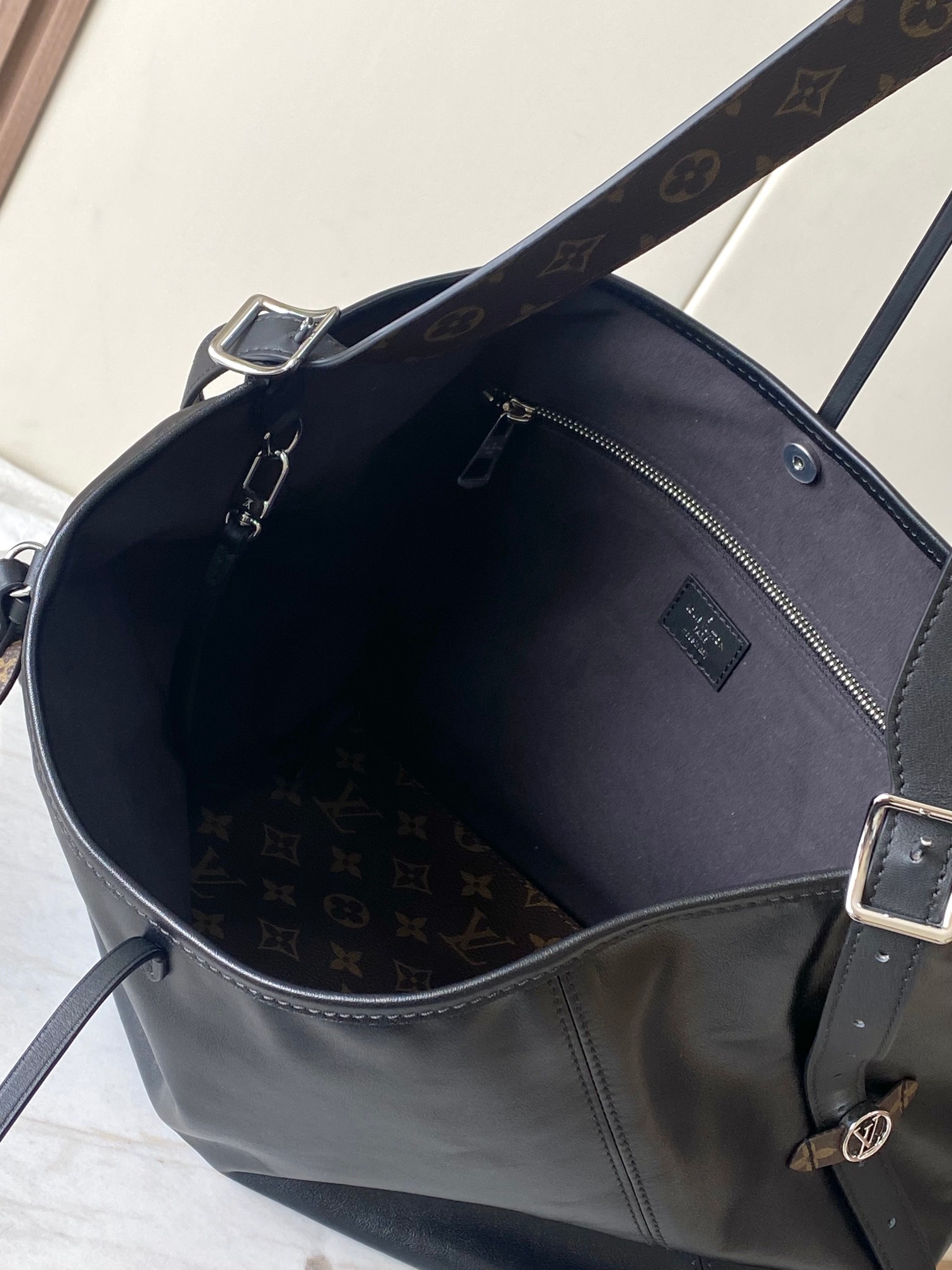 Carryall Dark Medium Handbag - Image 5