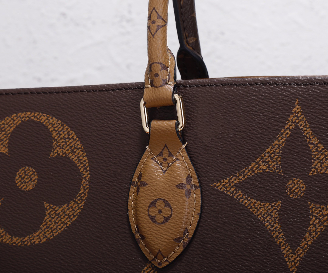 Louis Vuitton Onthego Tote Bag in Monogram Giant Canvas - Image 5