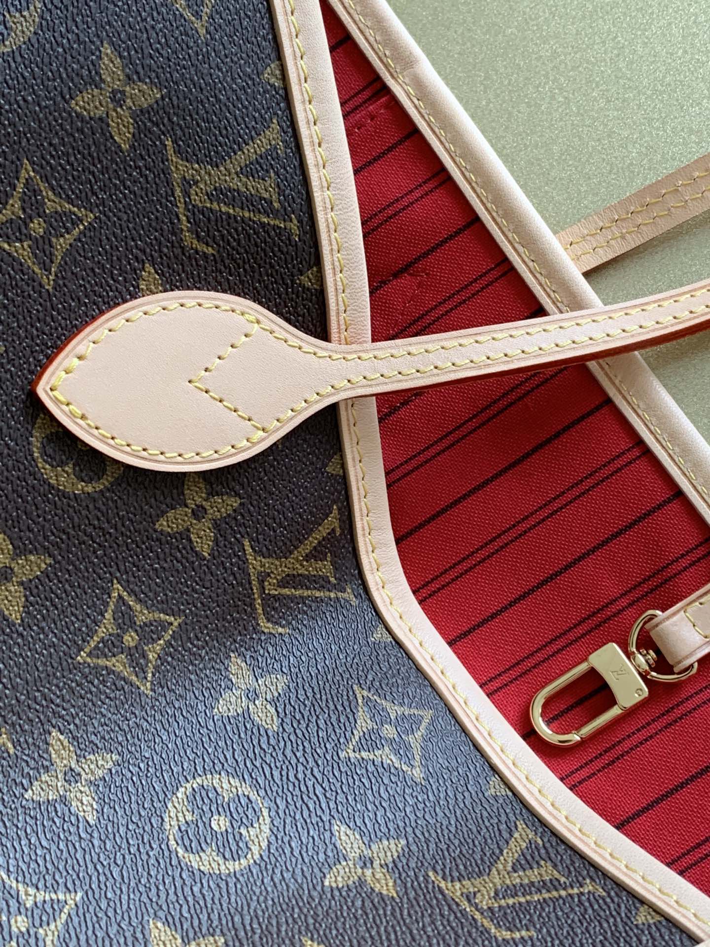Louis Vuitton Neverfull Medium Tote Bag with Detachable Zipper Pouch - Image 5