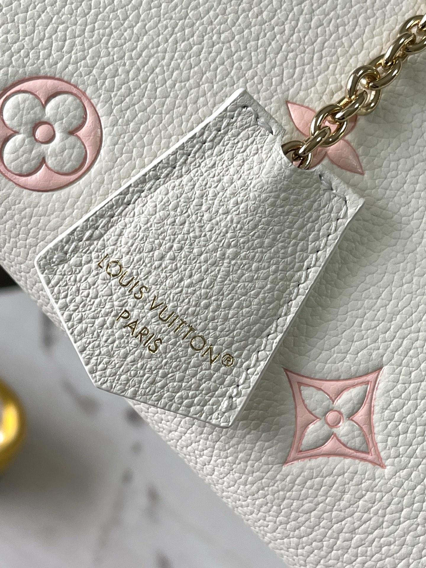 Louis Vuitton OnTheGo PM Tote Bag in Two-Tone Ivory and Peach Pink Monogram Empreinte Leather - Image 5