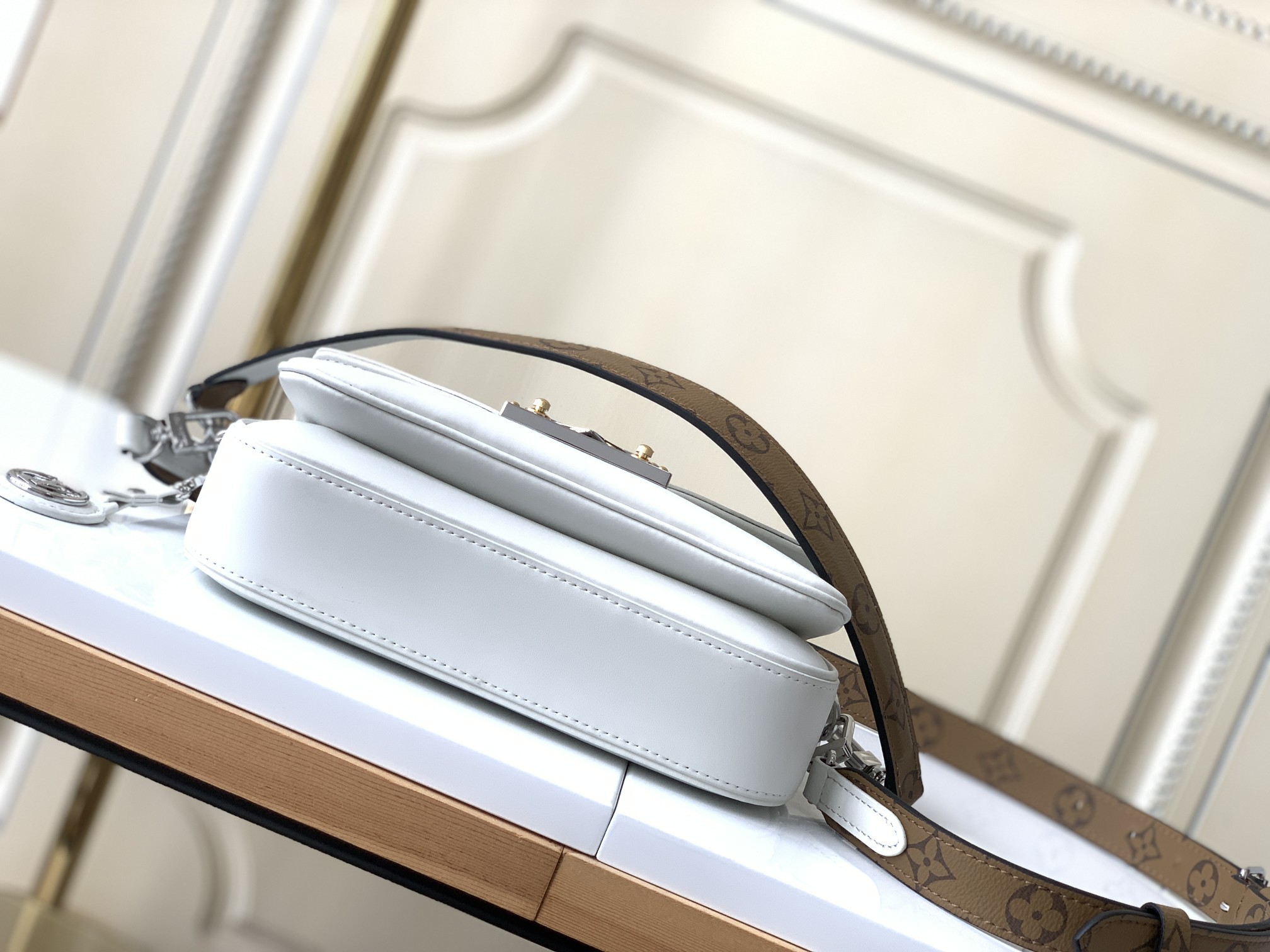 Swing Leather Crossbody Handbag - Image 5