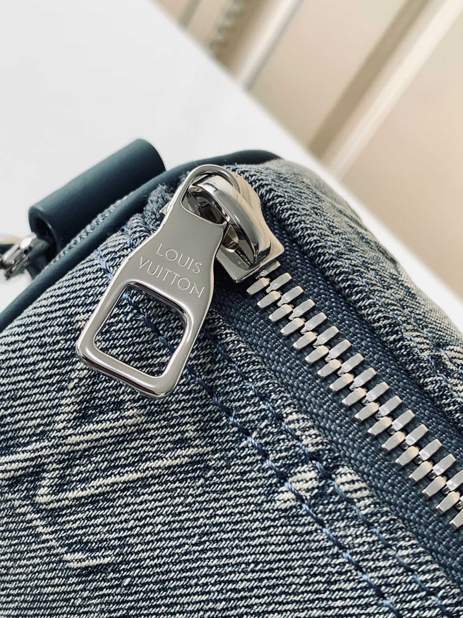 Louis Vuitton Keepall Bandoulière 25 Monogram Washed Denim Handbag - Image 5