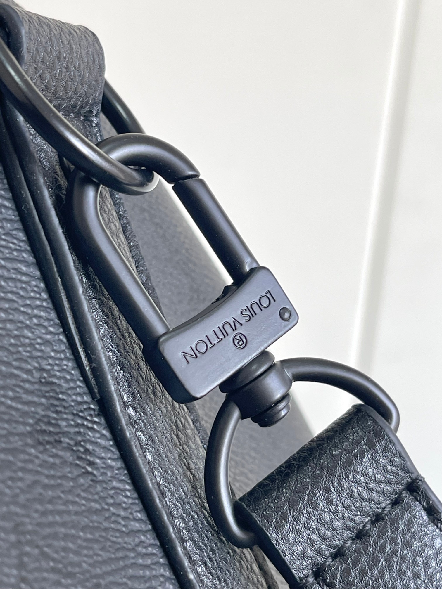 Louis Vuitton Keepall Bandoulière 45 Travel Bag in Monogram Midnight - Image 5