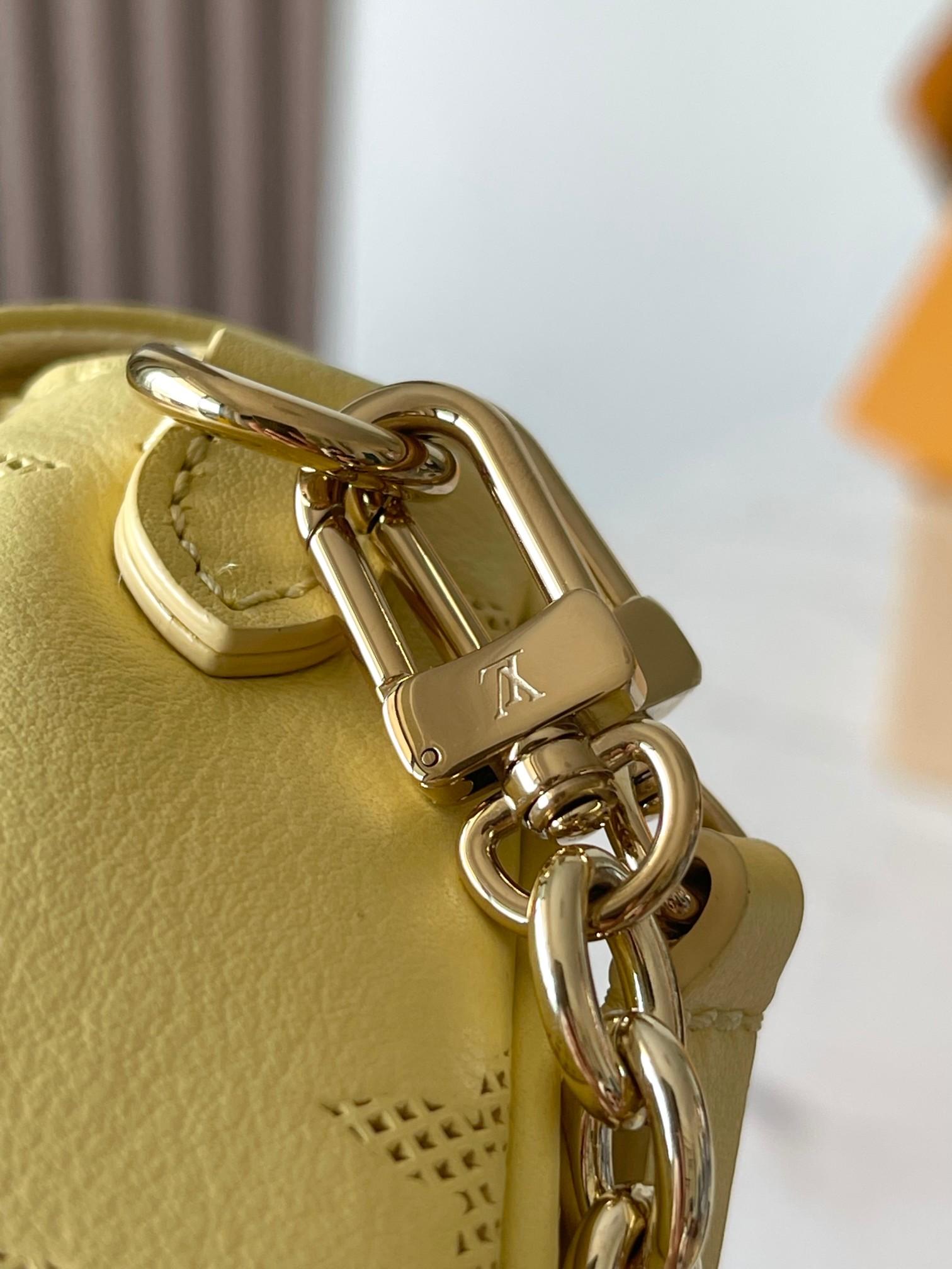 Sac Recoleta Handbag in Pink Perforated Leather - Image 5