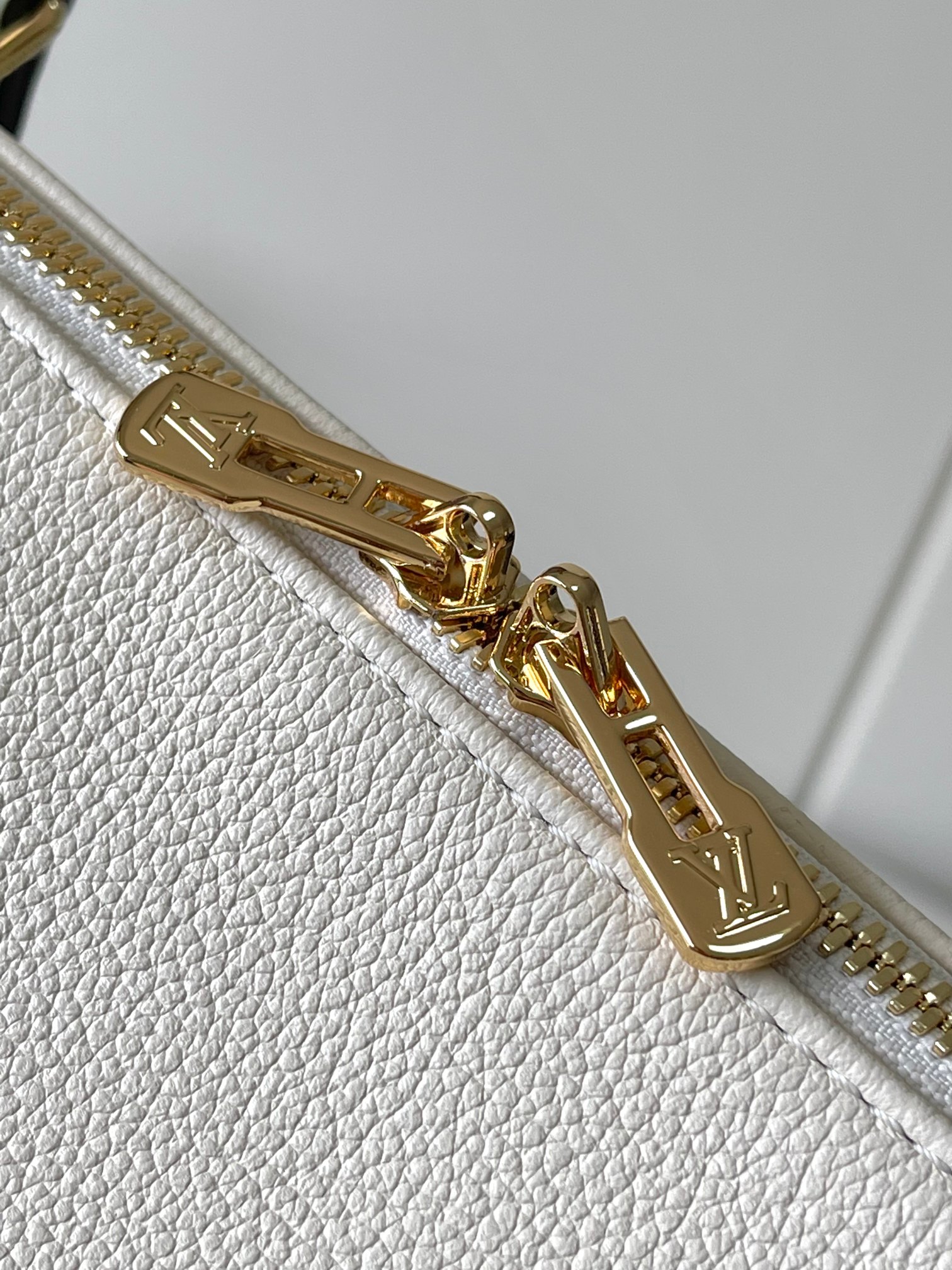 Louis Vuitton Express Small Handbag in Ivory Calfskin - Image 5
