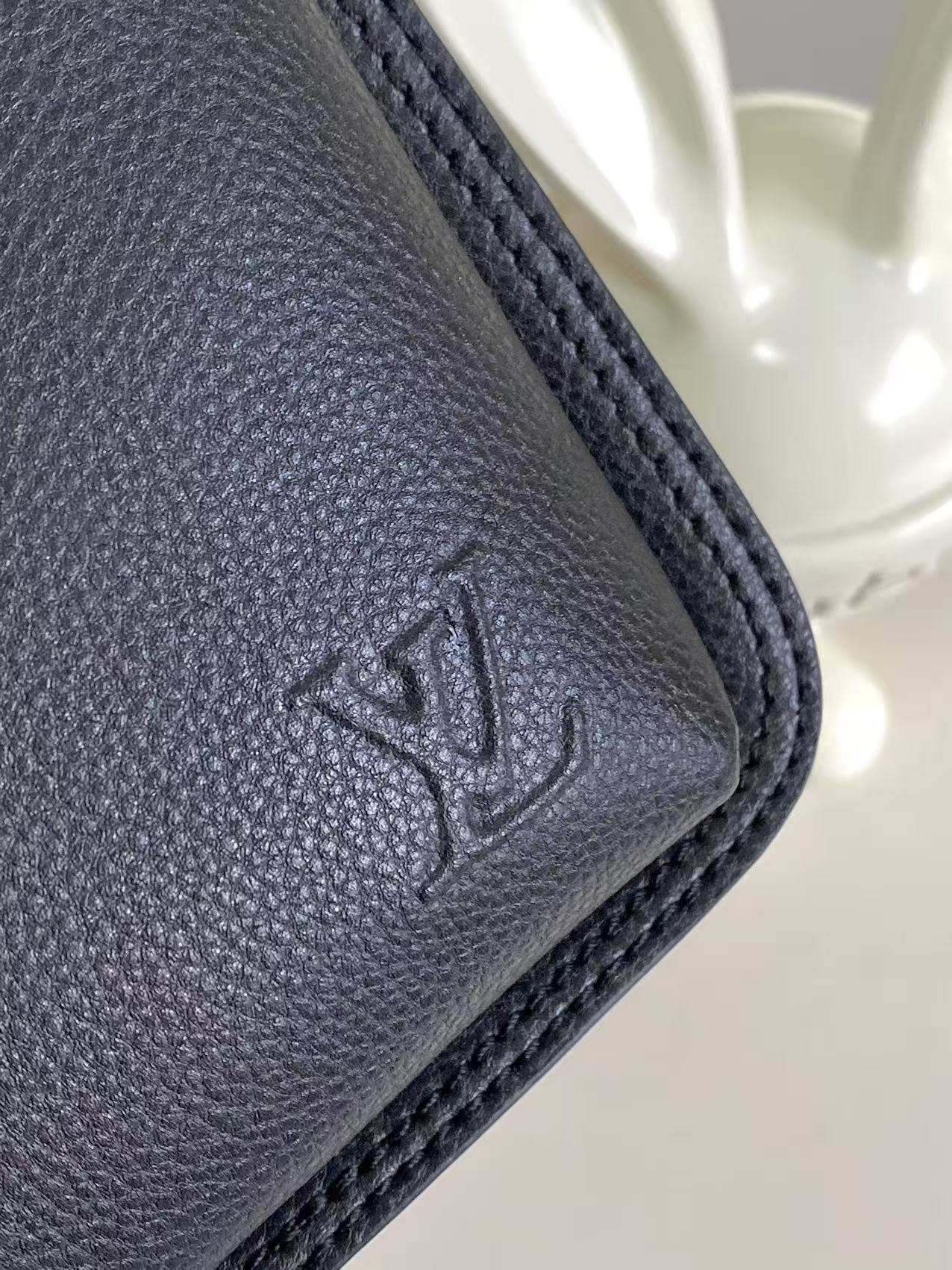 Louis Vuitton Avenue Sling Bag PM in Leather - Image 5