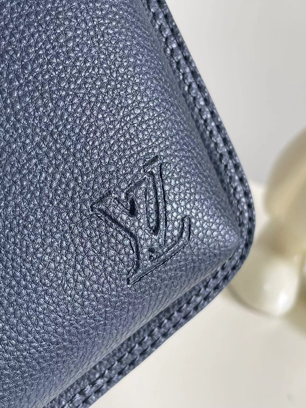 Louis Vuitton Avenue Sling Bag PM in Leather - Image 5