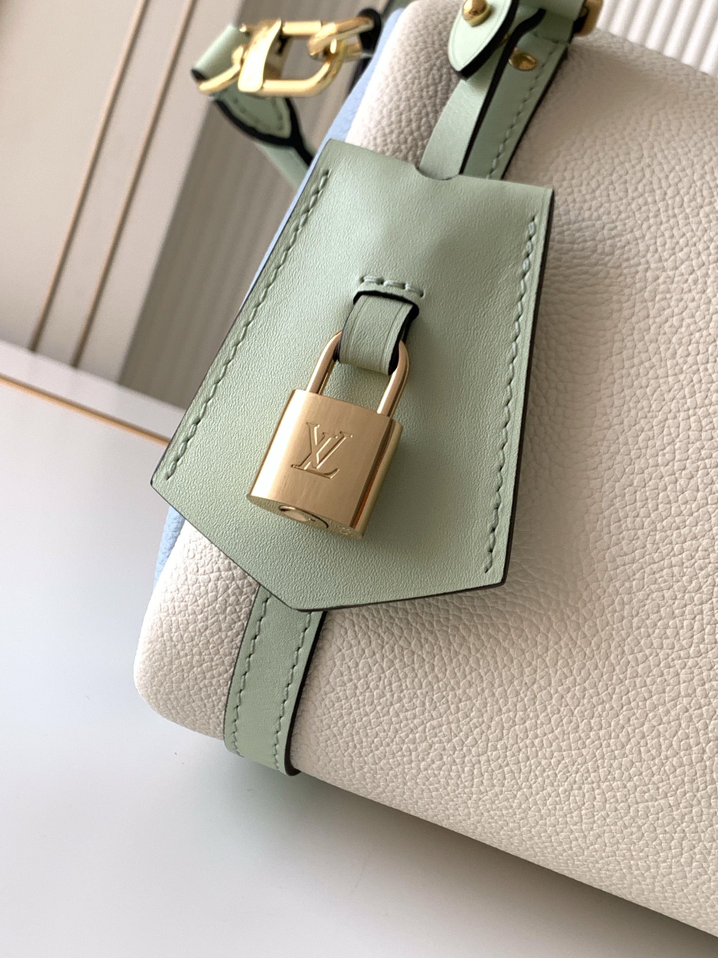 Louis Vuitton Express Small Handbag M26905 - Image 5