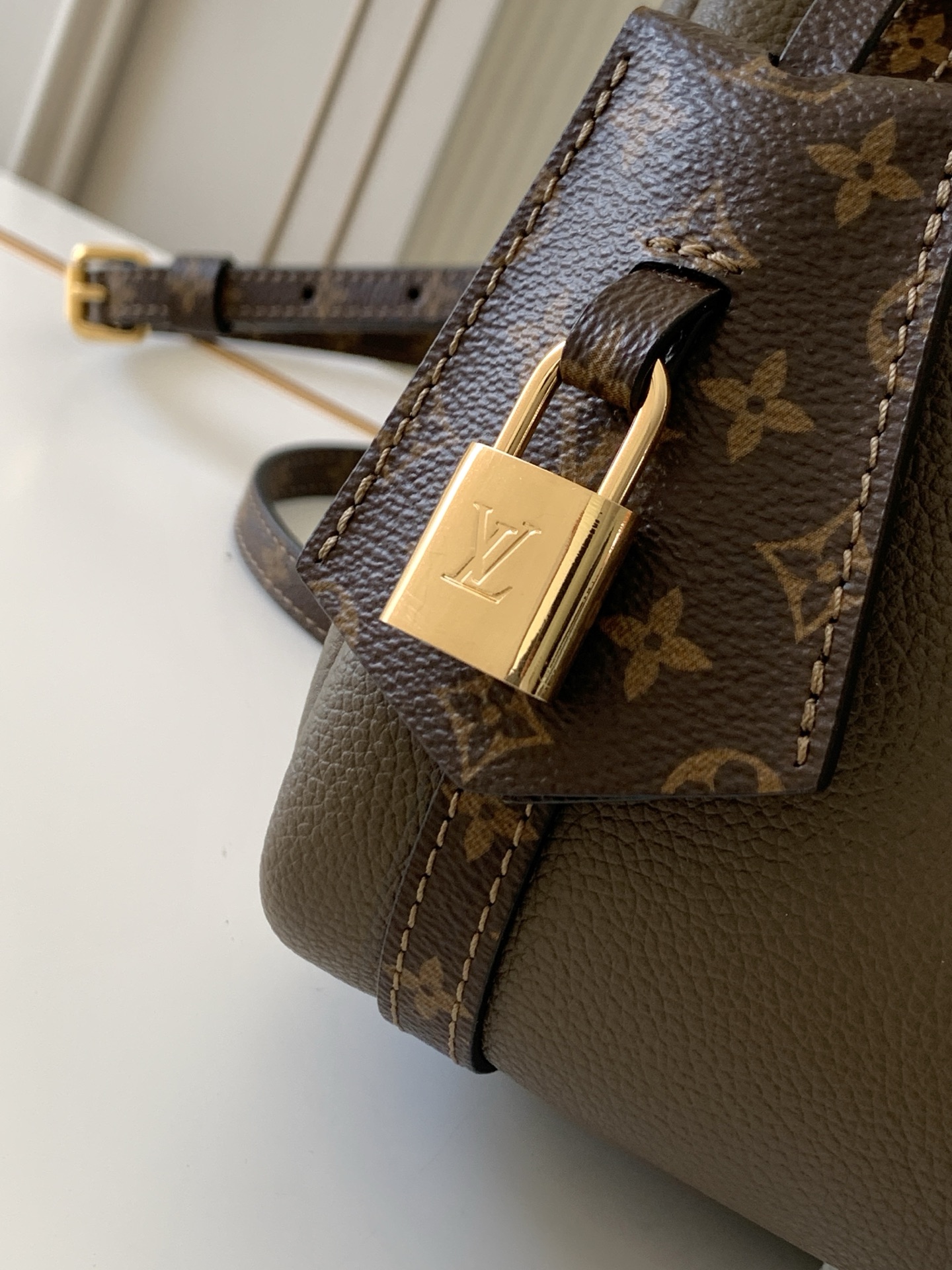Louis Vuitton Express Small Handbag - Image 5