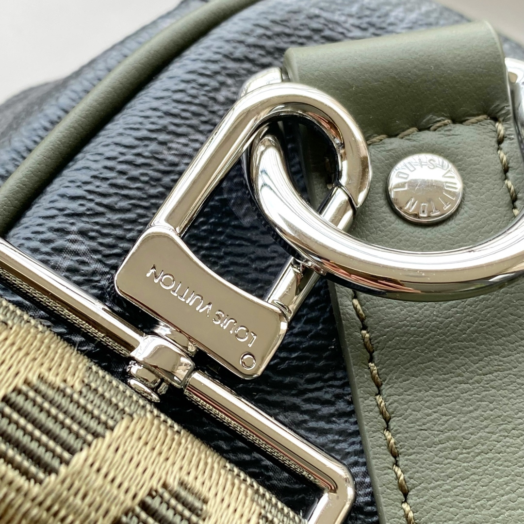 Louis Vuitton Keepall Bandoulière 35 Travel Bag in Monogram Eclipse Canvas - Image 5