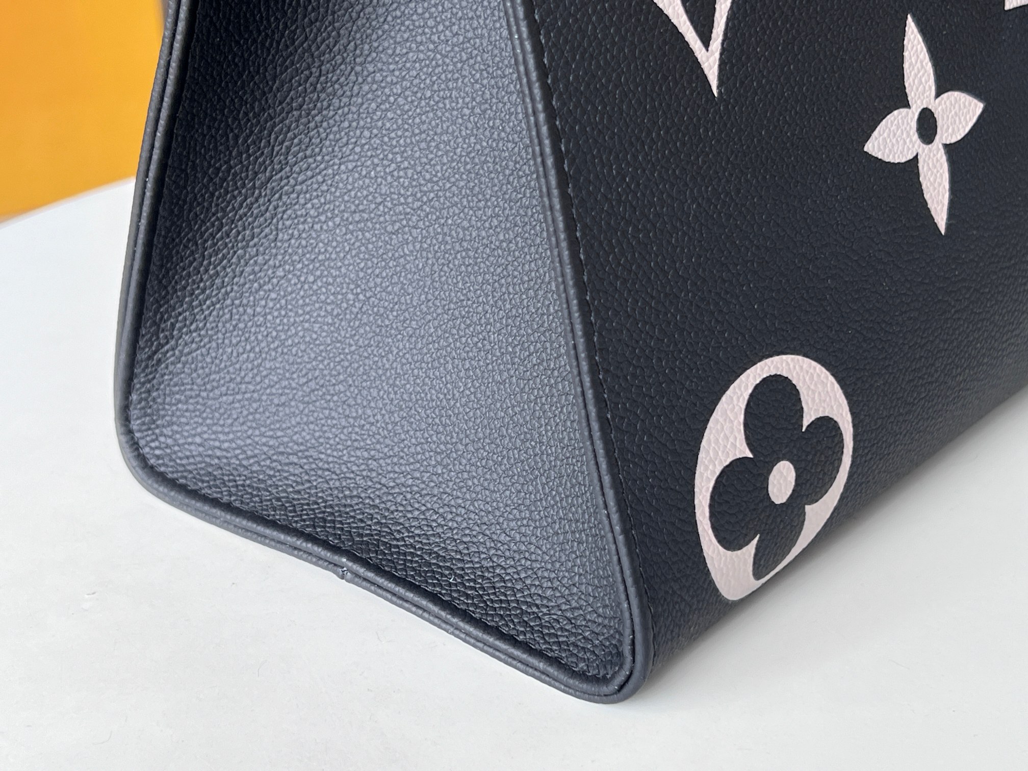 Louis Vuitton OnTheGo MM Tote Bag - Black Grained Calfskin - Image 5