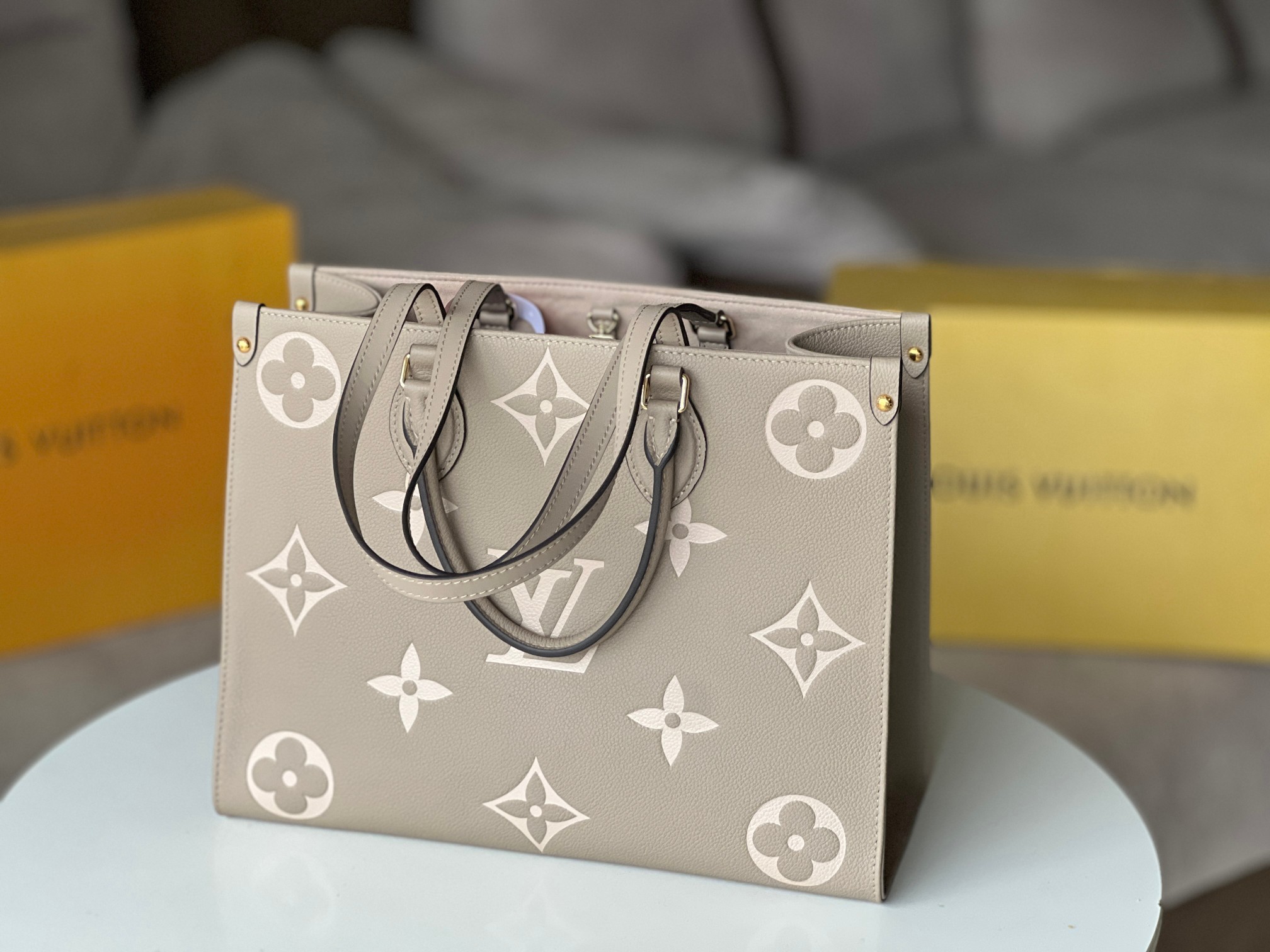 Louis Vuitton OnTheGo MM Monogram Calfskin Tote Bag - Image 5