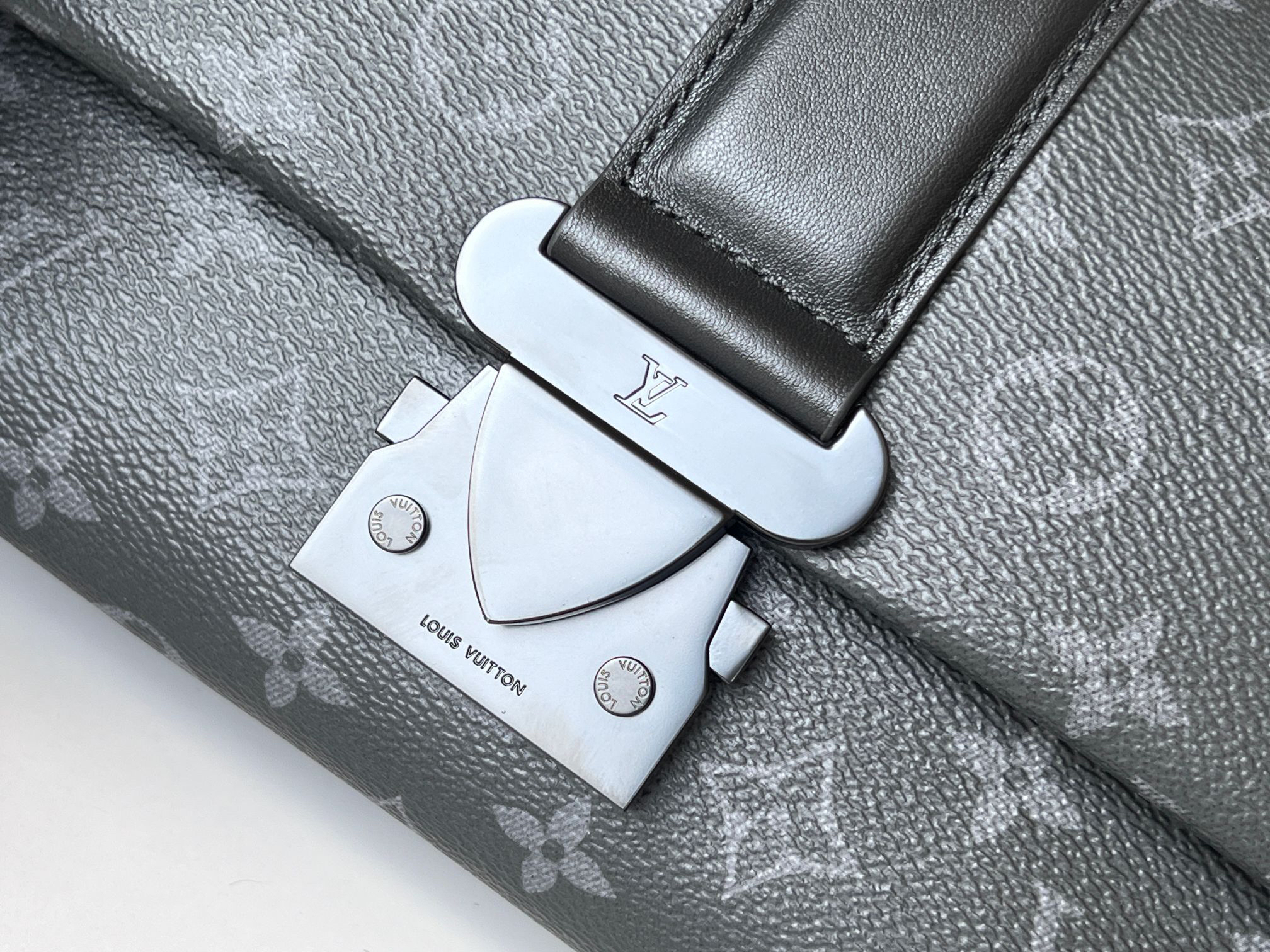 Louis Vuitton S-Cape Messenger Bag M46794 - Image 5
