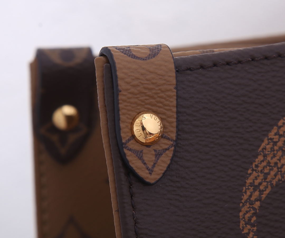 Louis Vuitton Onthego Tote Bag in Monogram Giant Canvas - Image 5