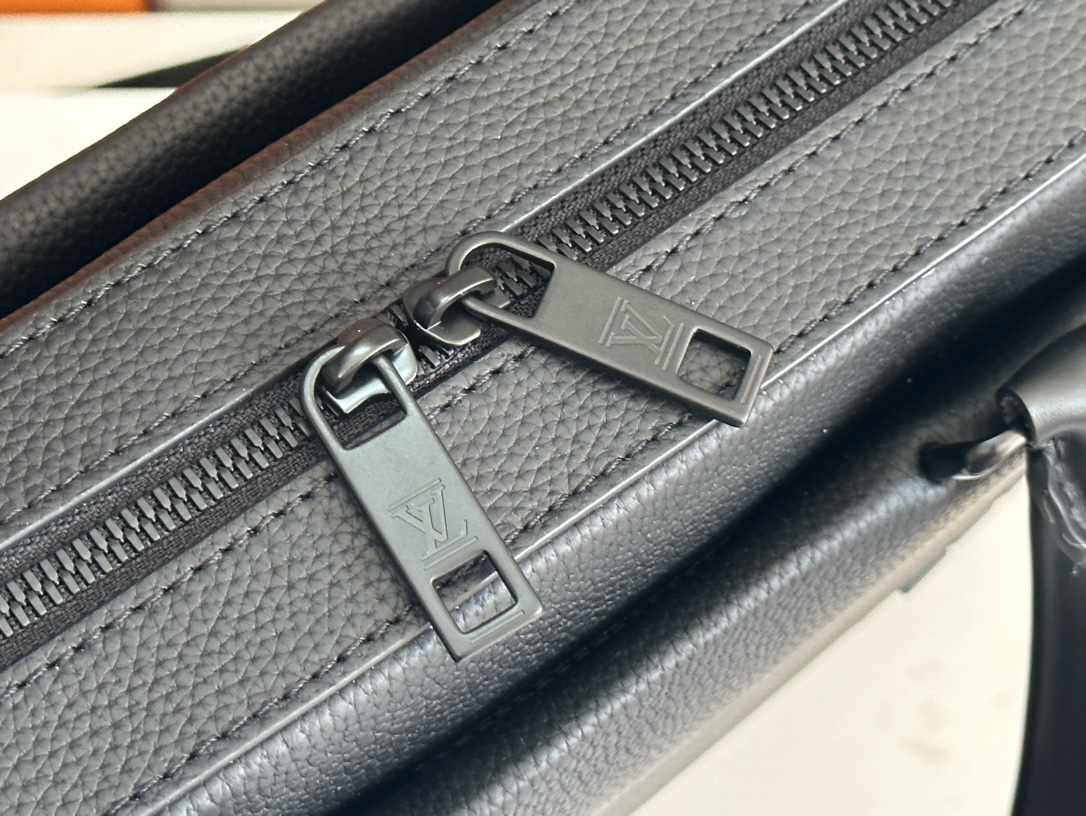 Louis Vuitton LV Aerogram Pilot Briefcase in Cowhide Leather - Image 5