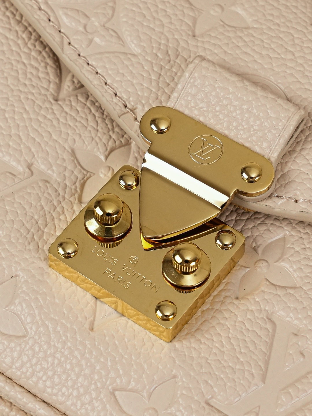 Louis Vuitton Pochette Métis East West Shoulder Bag in Sand - Image 5