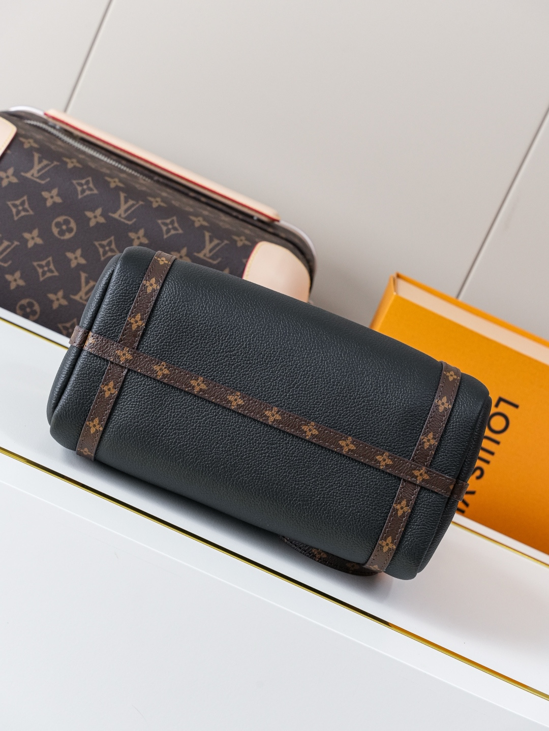 Louis Vuitton Express Small Handbag in Monogram Canvas - Image 5