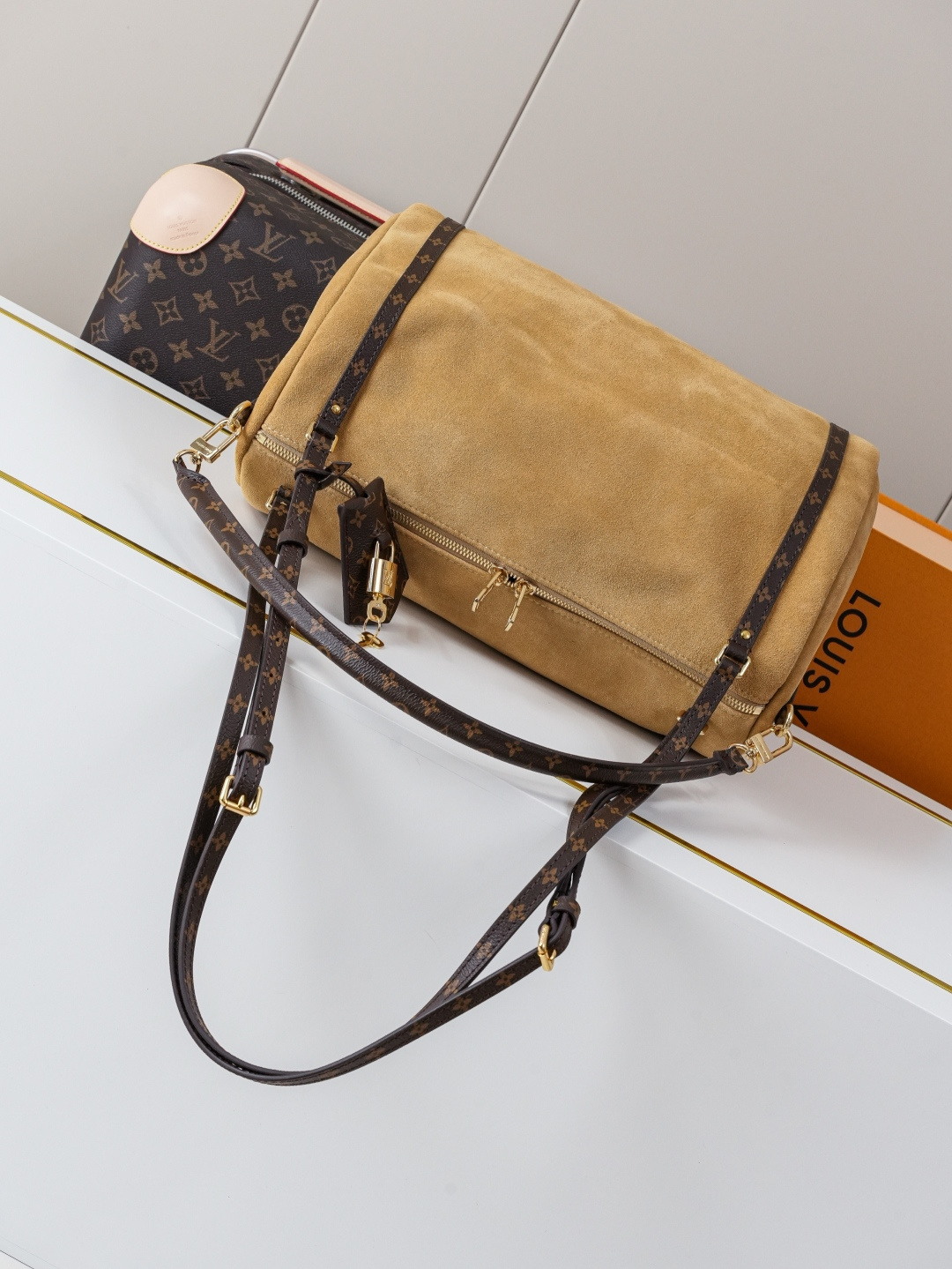 Louis Vuitton Express Medium Handbag - Image 5