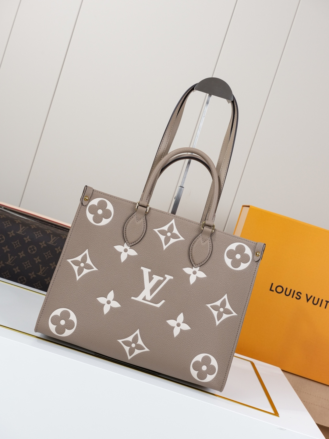 OnTheGo MM Tote Bag in Medium Monogram Grained Leather - Image 5
