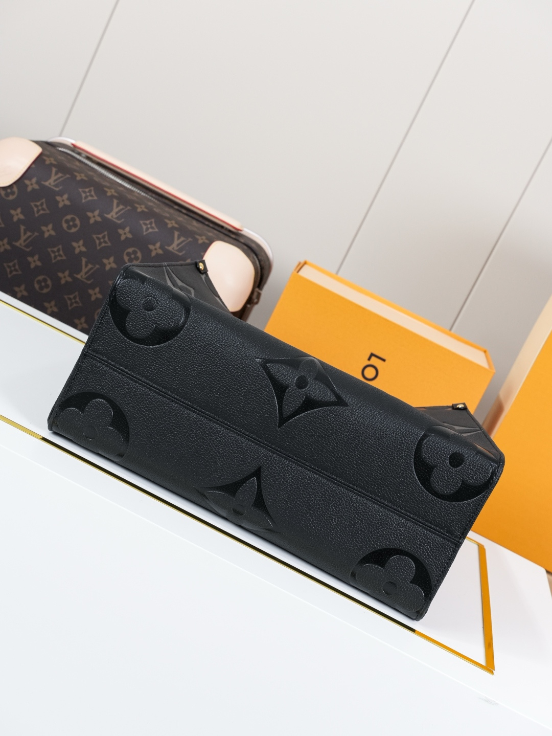 Louis Vuitton Onthego MM Tote Bag in Monogram Empreinte Leather - Image 5