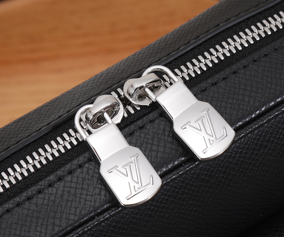 Louis Vuitton Taiga Outdoor Messenger Bag M30233 - Image 5