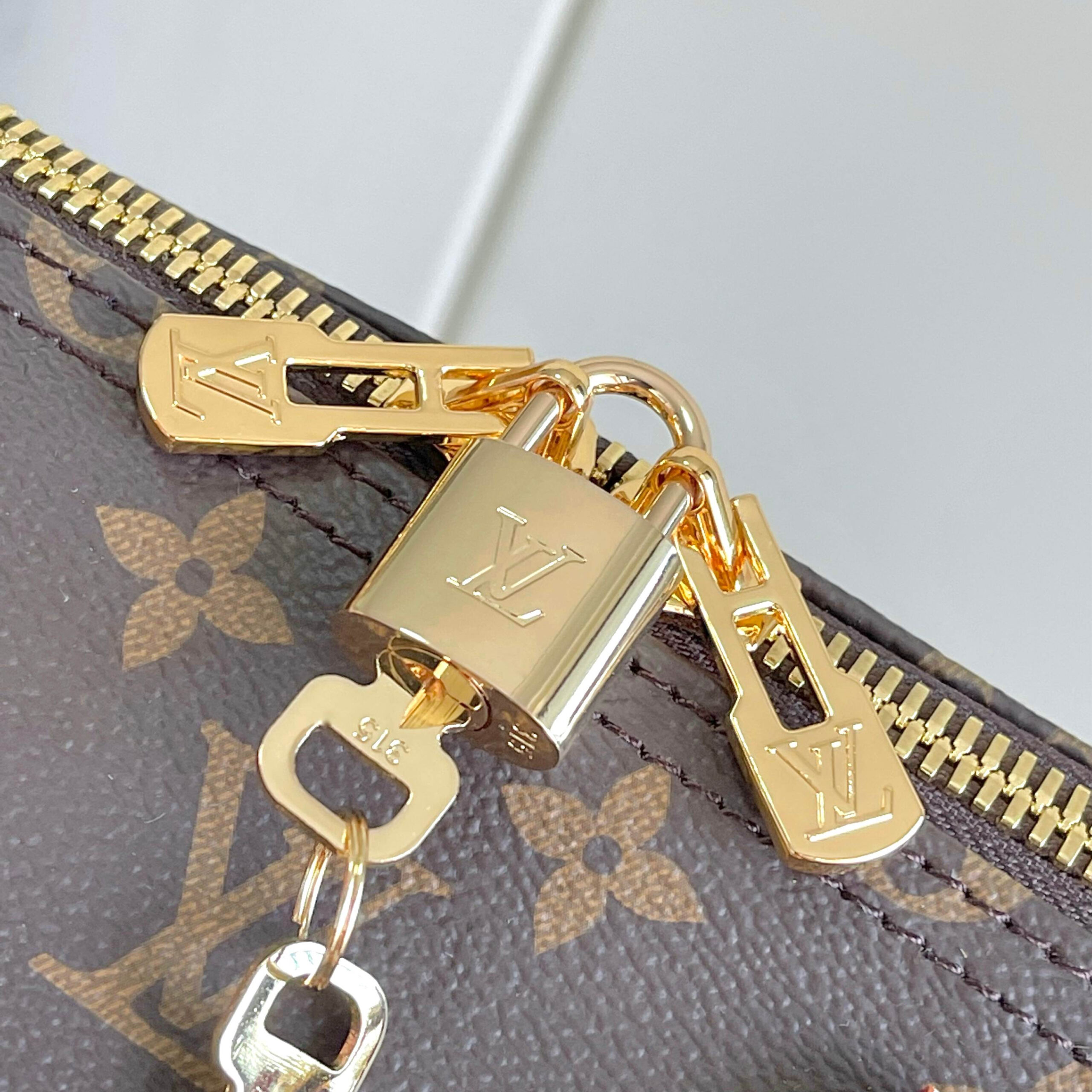 Louis Vuitton Keepall Bandouliere 55 Monogram Eclipse Travel Bag - Image 5