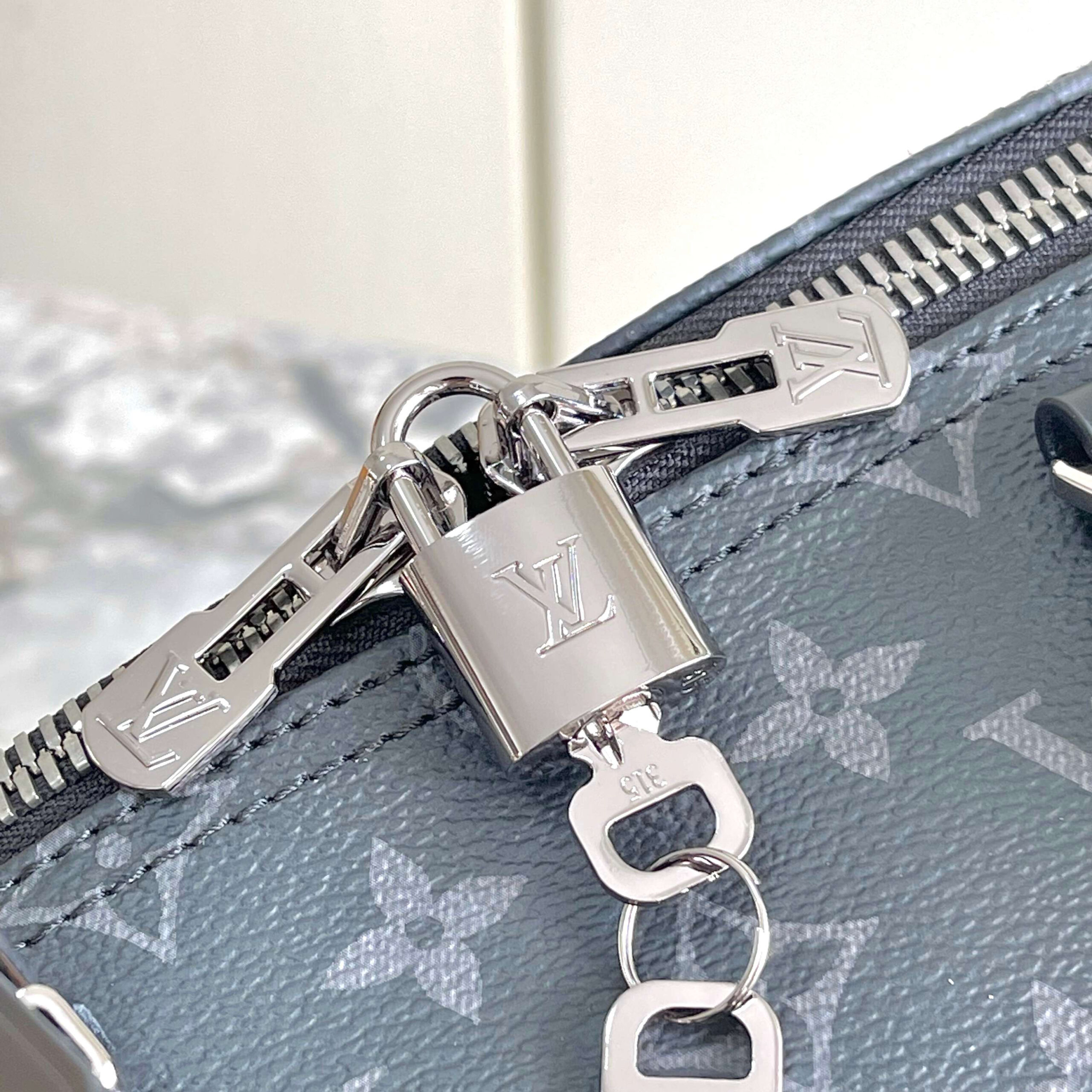 Louis Vuitton Keepall Bandoulière 45 Travel Bag in Monogram Eclipse Canvas - Image 5