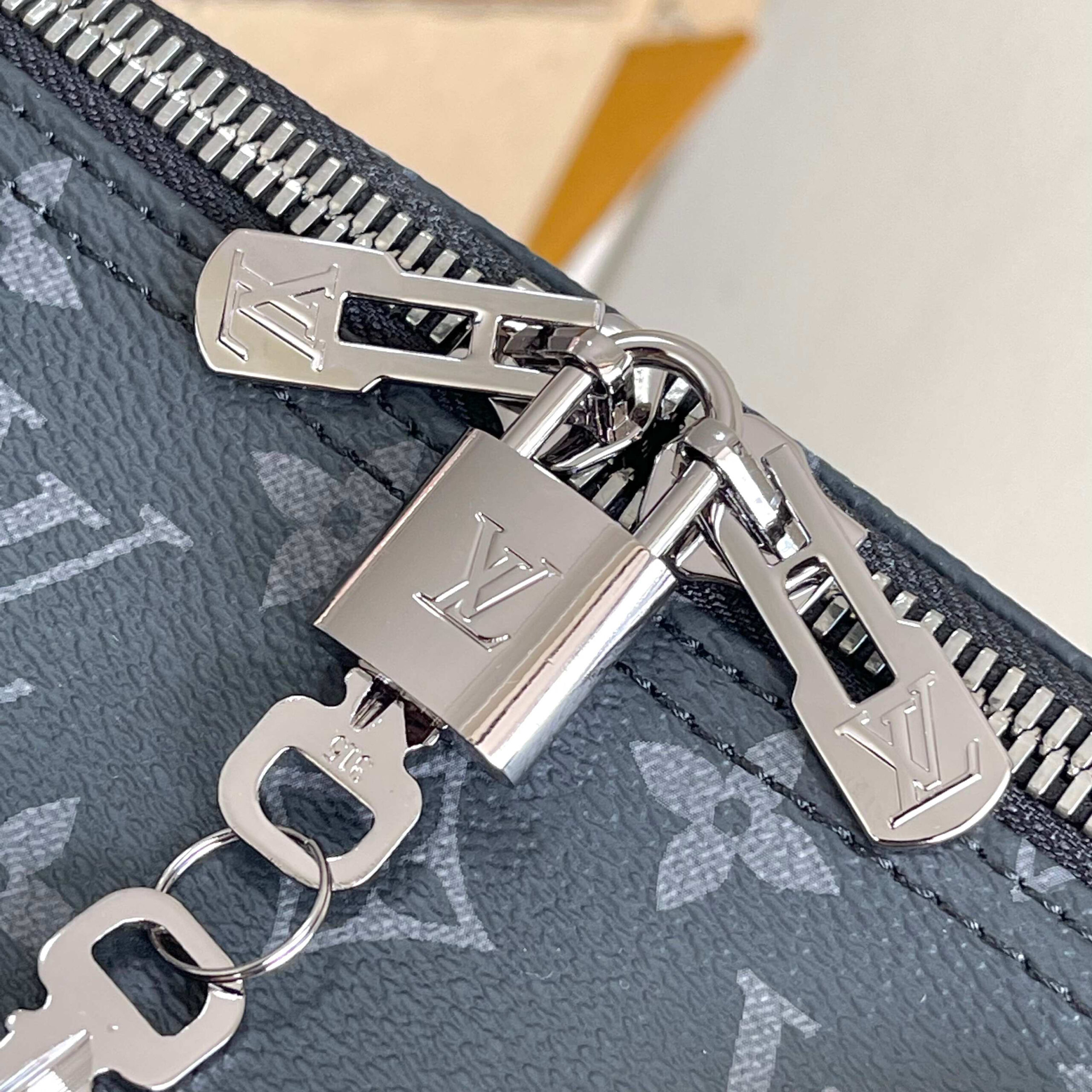 Louis Vuitton Keepall Bandoulière 50 Travel Bag in Monogram Eclipse Canvas - Image 5