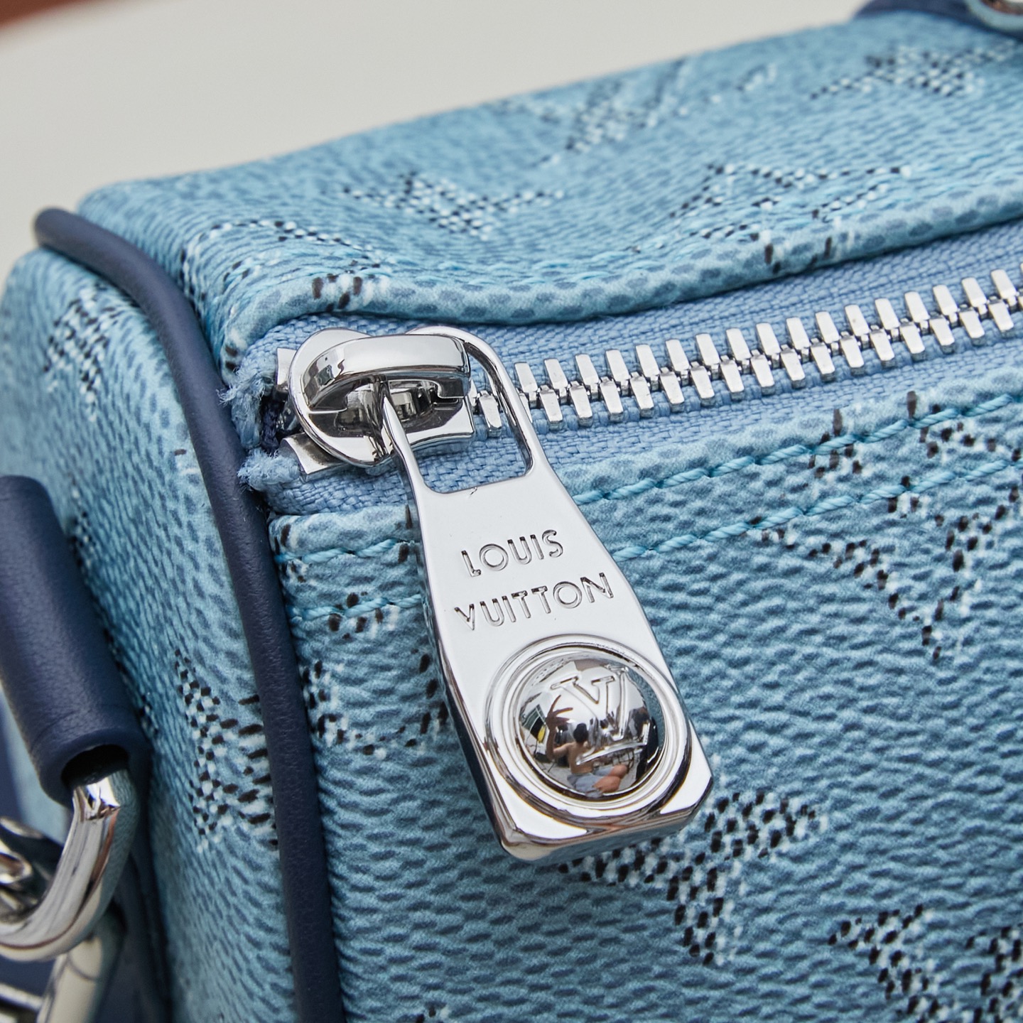 Louis Vuitton Keepall Bandouliere 25 Travel Bag - Image 5
