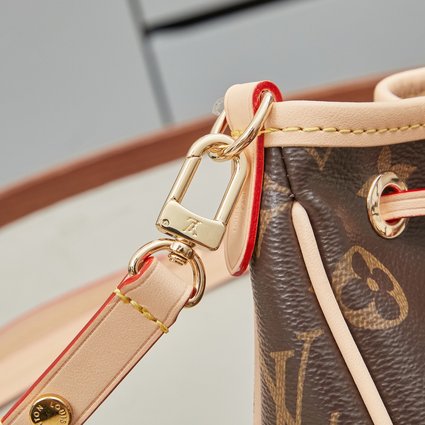 Louis Vuitton M29537 Monogram East-West Drawstring Shoulder Bag - Image 5