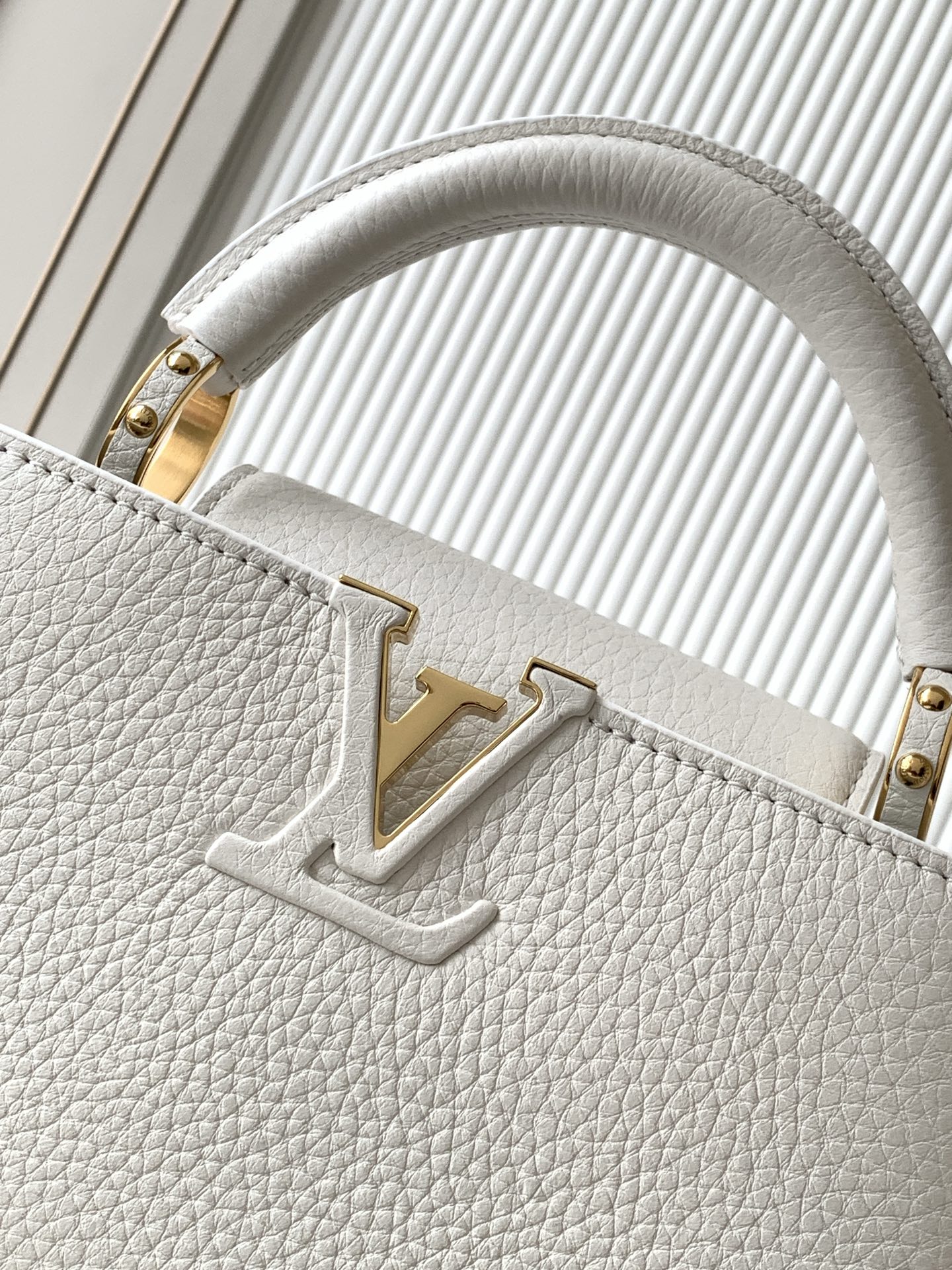 Louis Vuitton Capucines Handbag M00014 - Image 5