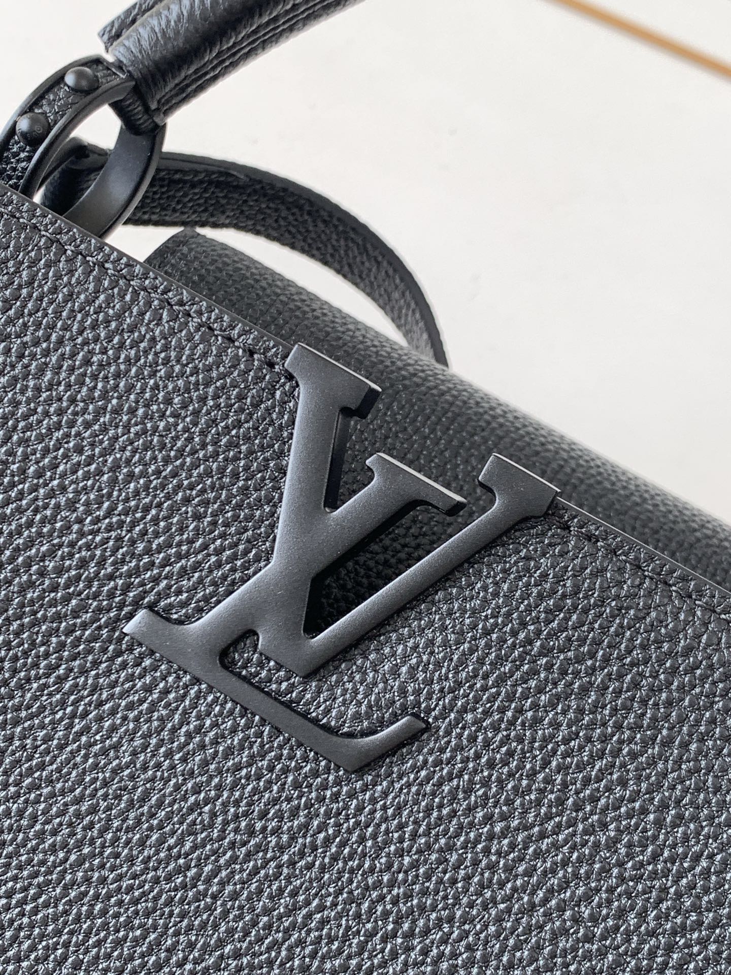 Louis Vuitton Capucines Medium Handbag - Image 5