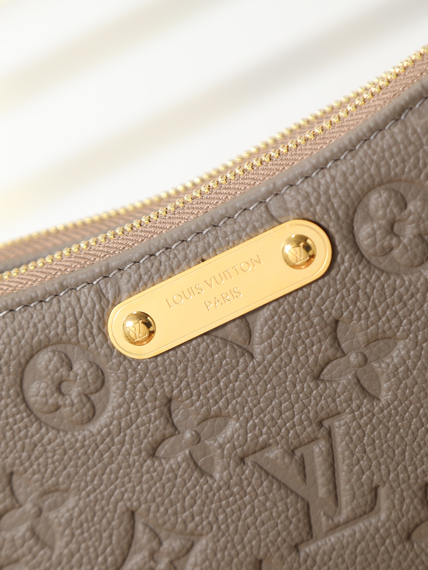 Louis Vuitton Liv Shoulder Bag M25816 in Olive Green - Image 5