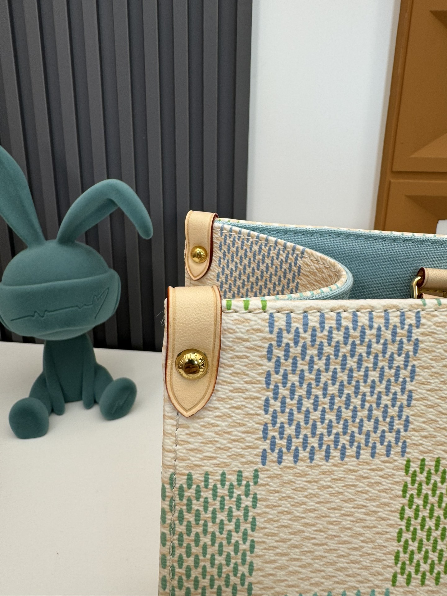Louis Vuitton OnTheGo Medium Handbag - Image 5