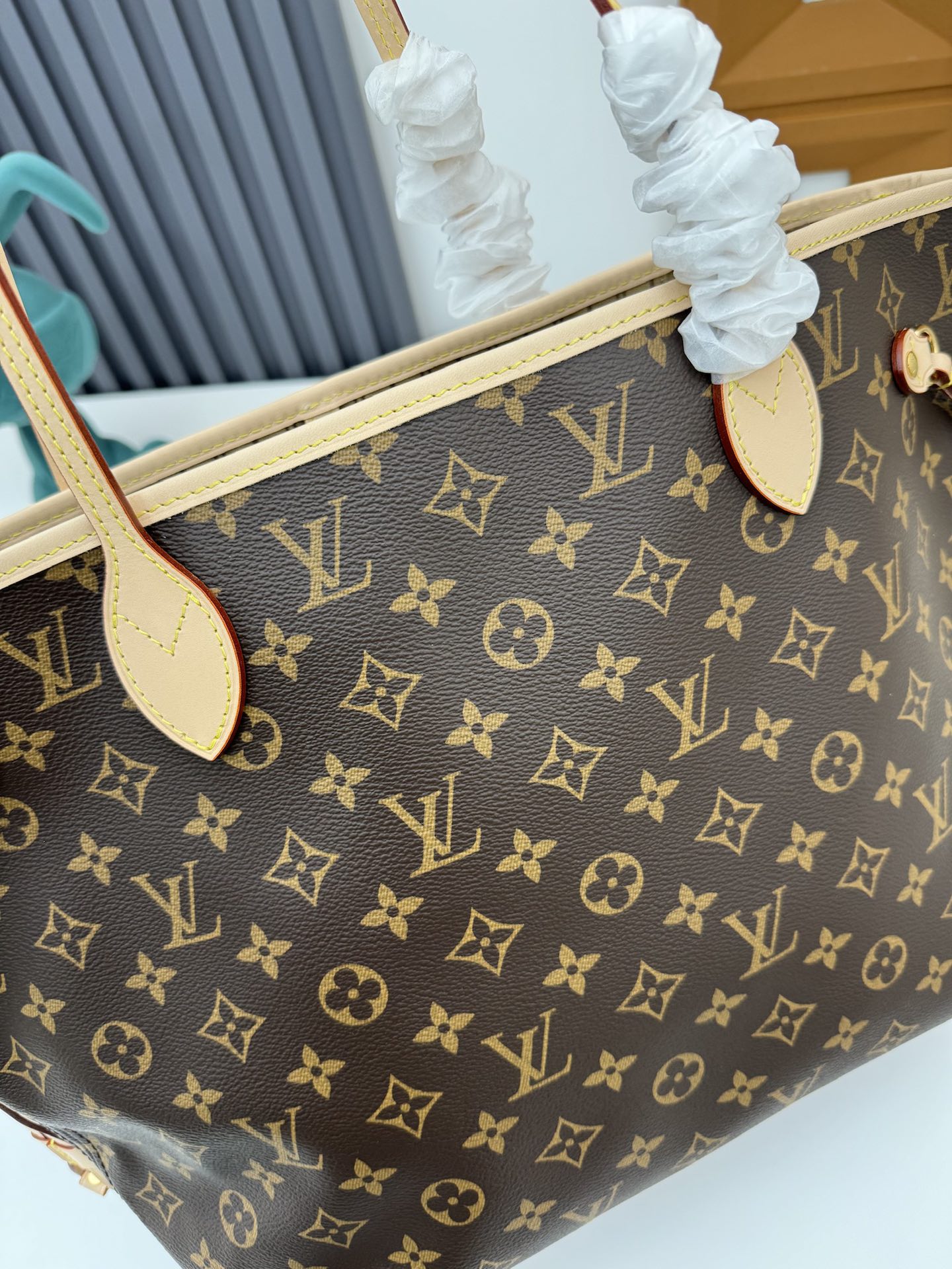 Louis Vuitton Neverfull Medium Shopping Tote with Detachable Zipper Pouch - Image 5