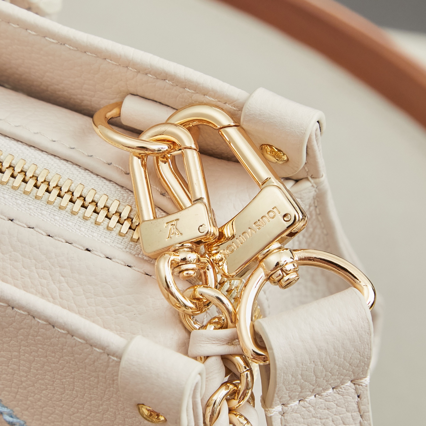 Louis Vuitton OnTheGo East West Handbag in White Embroidered Monogram Empreinte Leather - Image 5
