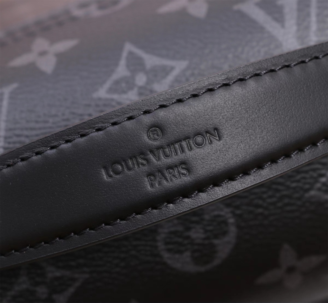 Louis Vuitton M46685 Montsouris Messenger Bag - Image 5