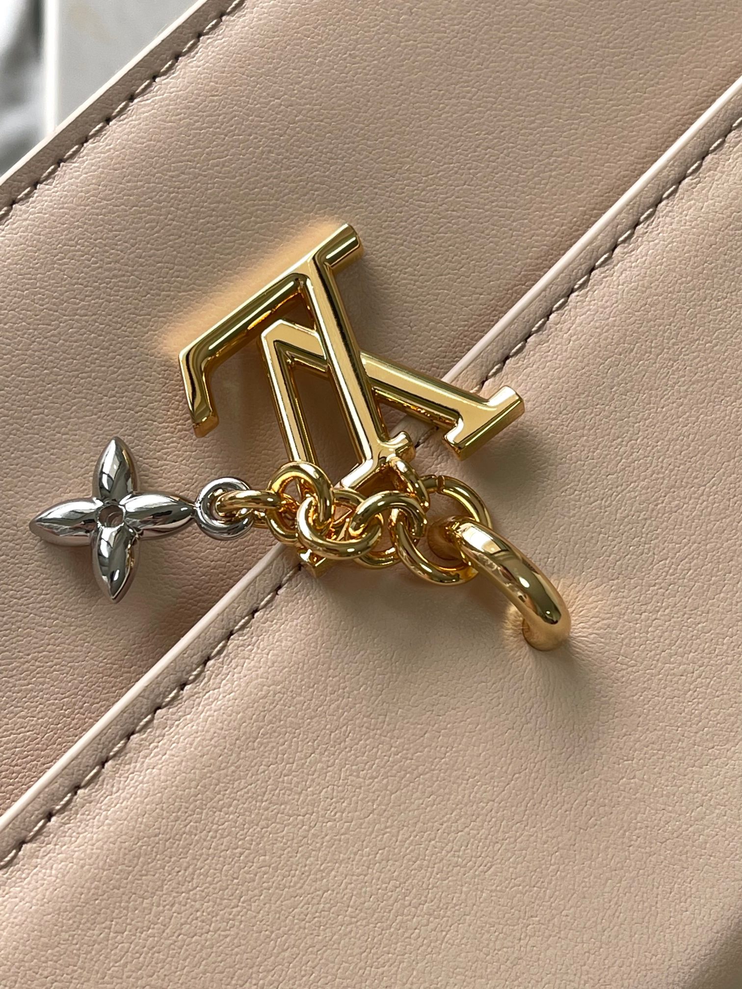Louis Vuitton LV Bloom Wallet on Chain - Image 5