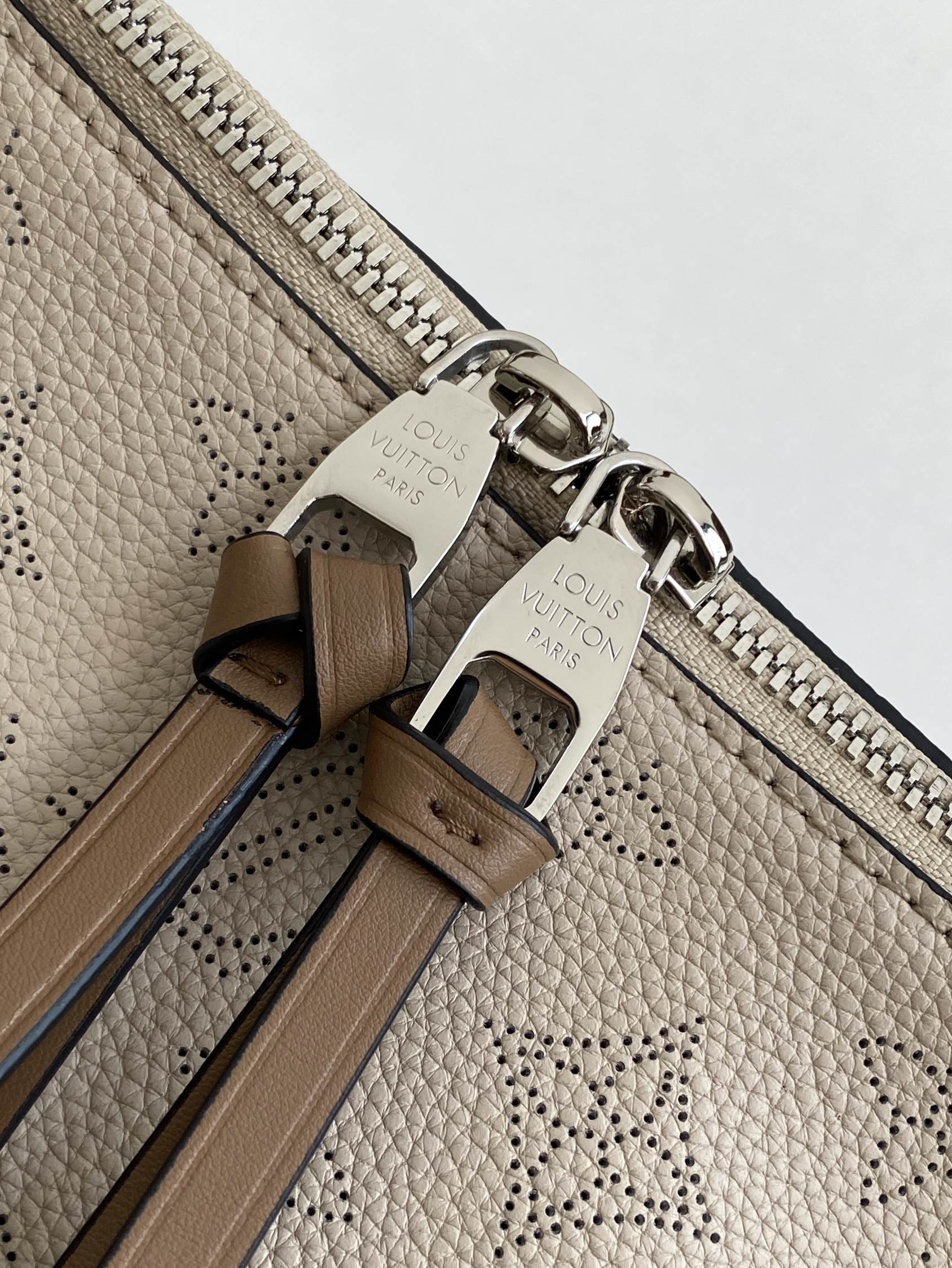 Louis Vuitton Beaubourg Hobo MM - Image 5