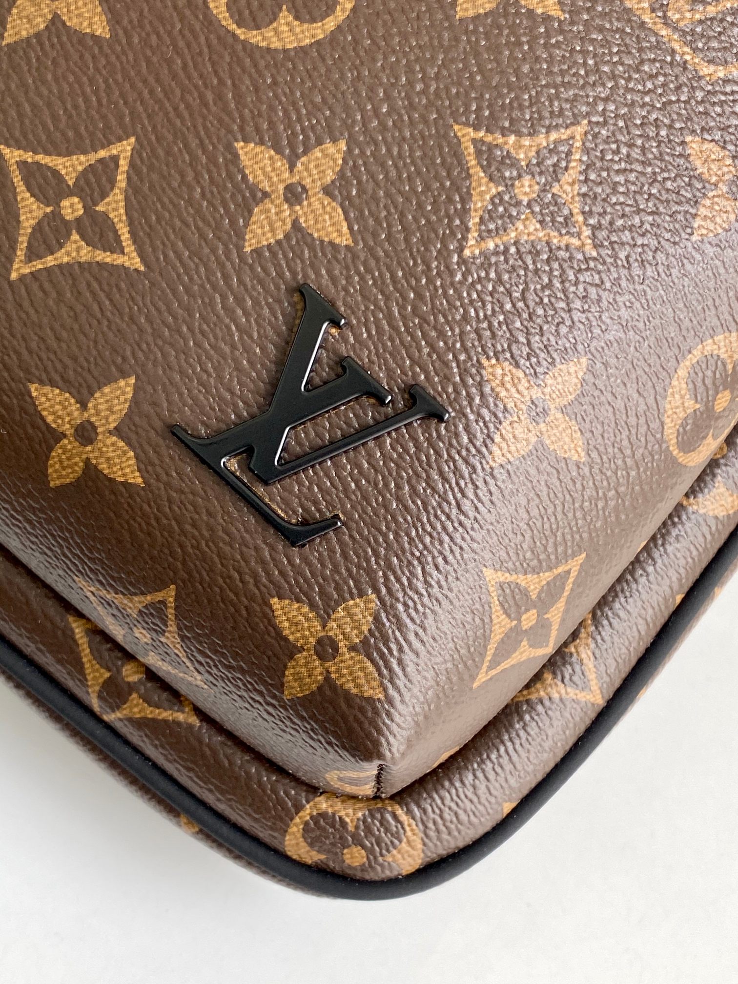 Louis Vuitton Avenue Shoulder Bag in Damier Graphite Canvas - Image 5