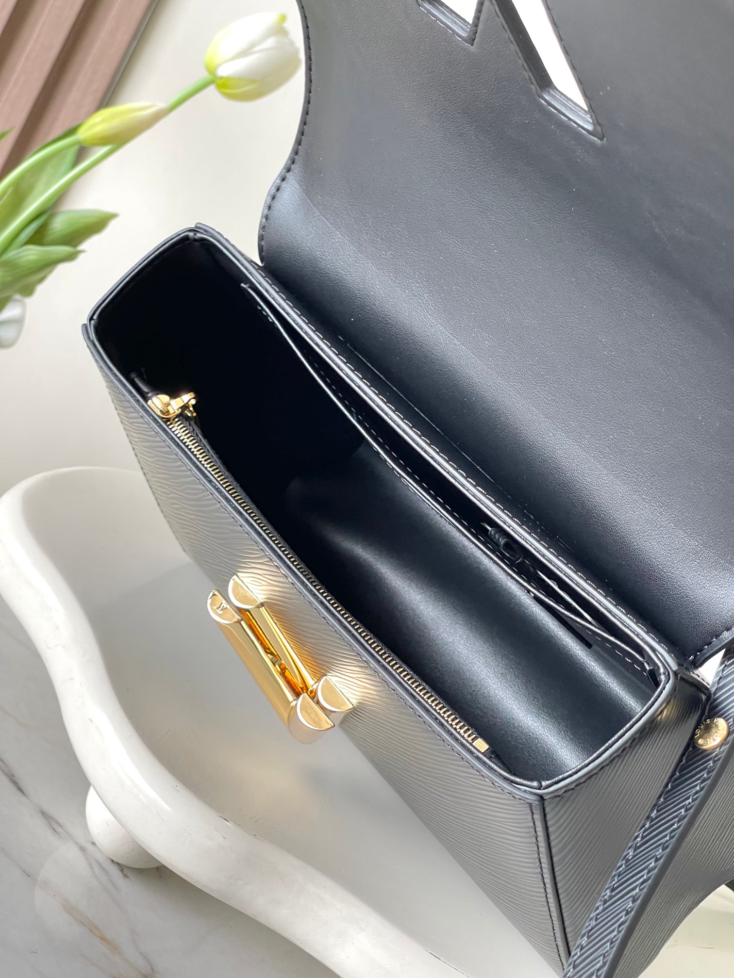 Louis Vuitton Twist Medium Shoulder Bag M20834 - Image 5
