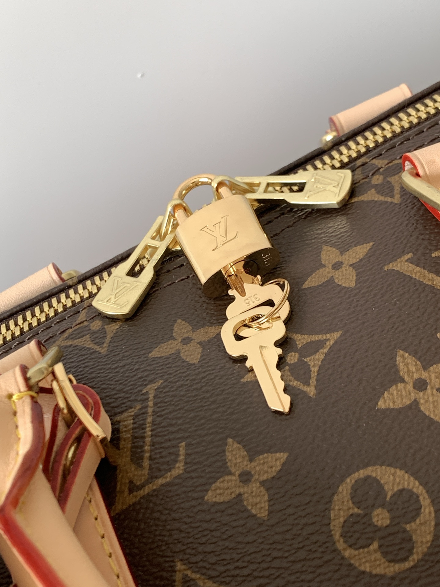 Louis Vuitton Keepall Bandoulière 55 Travel Bag - Image 5