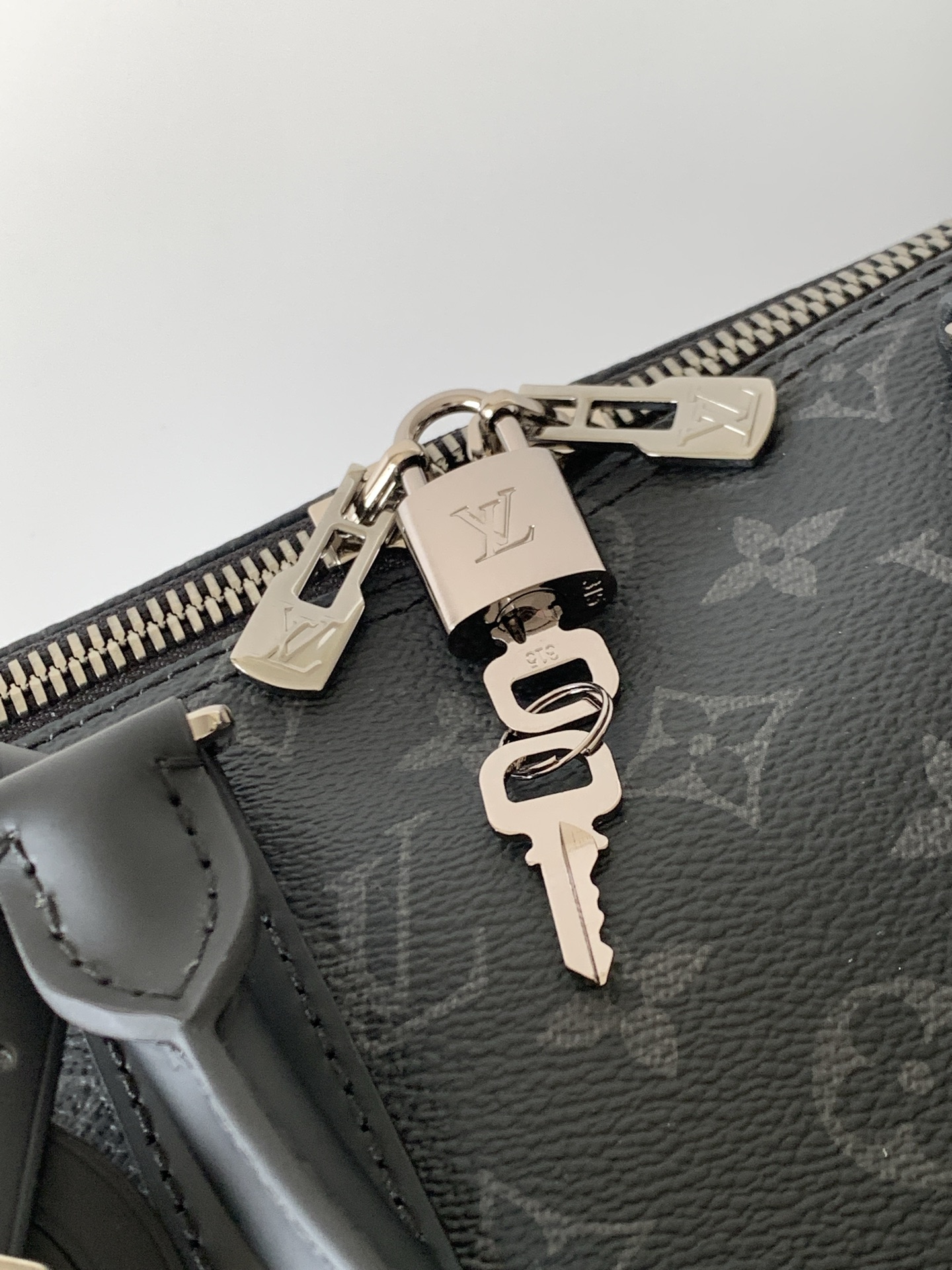 Louis Vuitton Keepall Bandoulière Travel Bag - Image 5