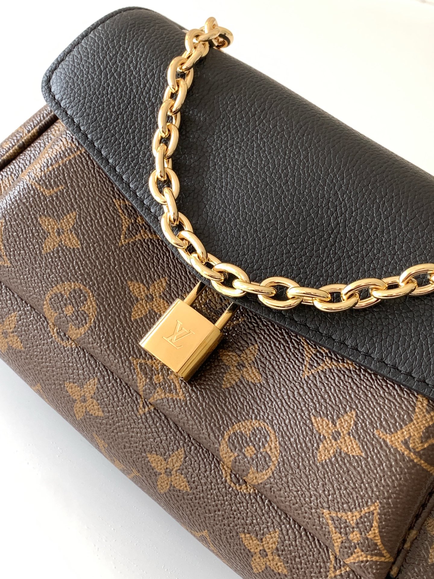 Louis Vuitton Saint-Germain BB Handbag - Image 5