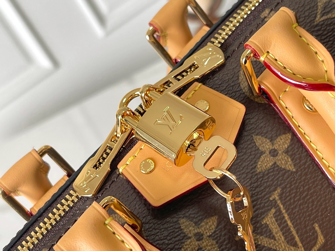 Louis Vuitton M13146 Studded Crossbody Bag - Image 5