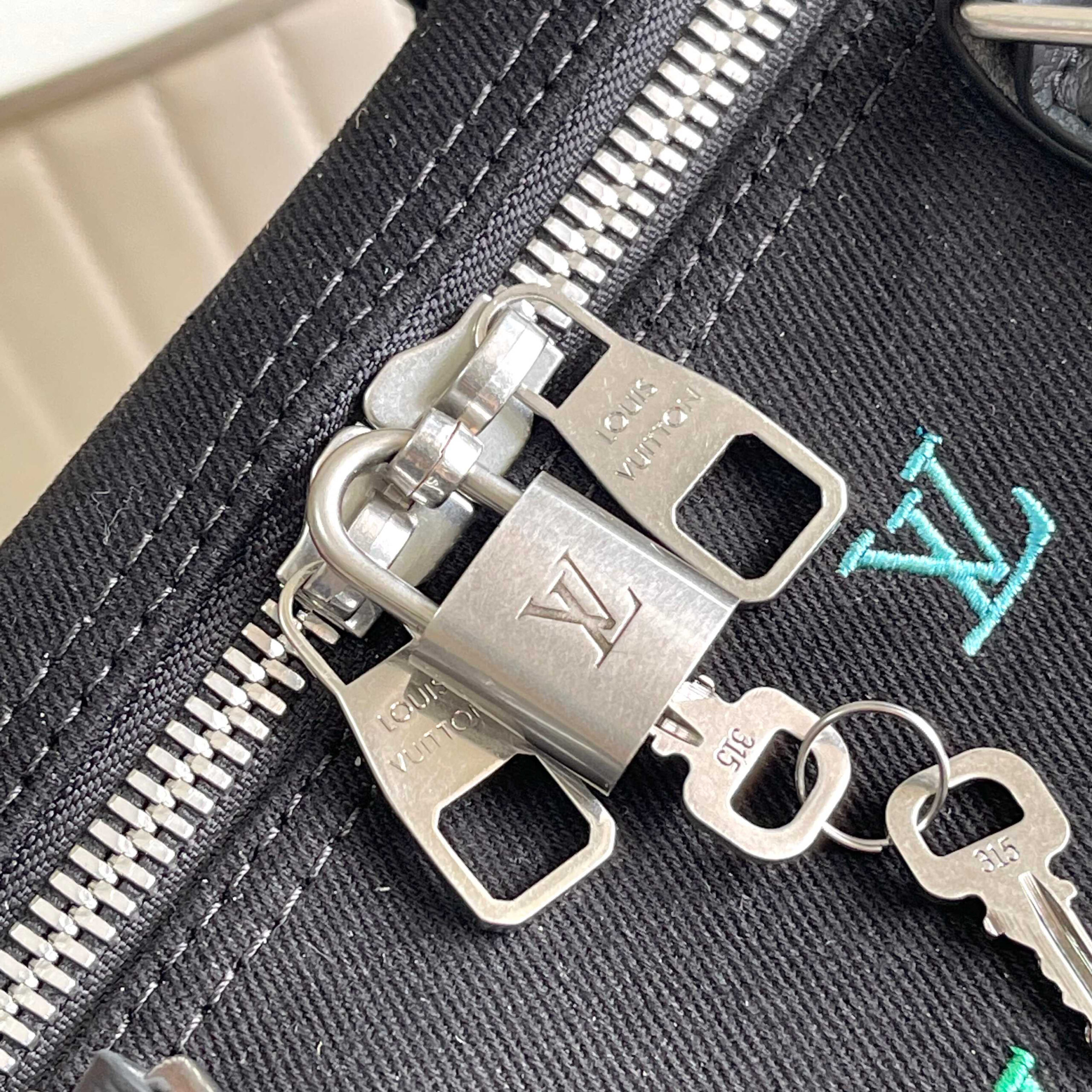 Louis Vuitton Keepall Bandoulière 50 Travel Bag in LV Blason Denim - Image 5